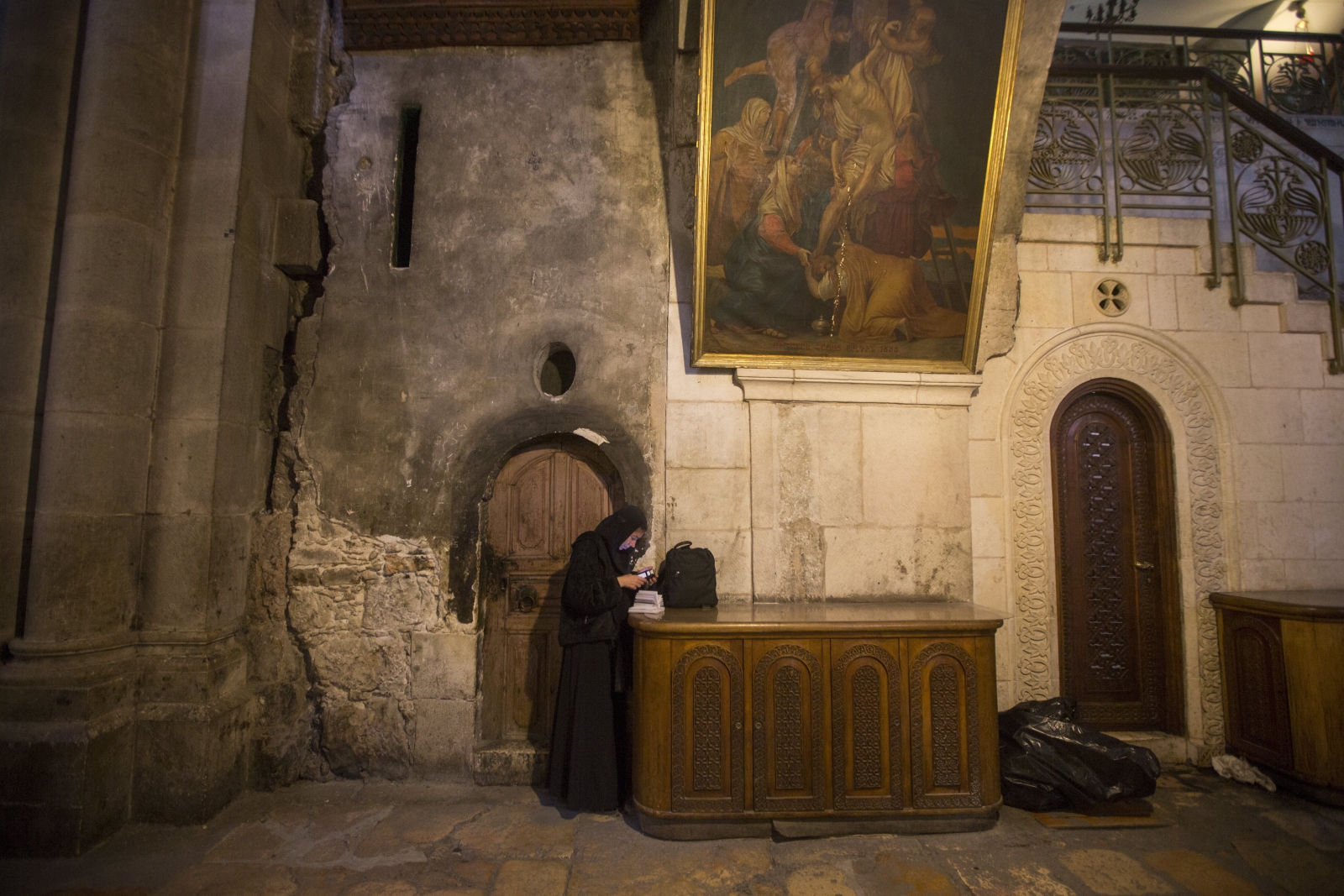 Zakonnica sprawdzająca telefon w bazylice Grobu Bożego w Jerozolimie.
