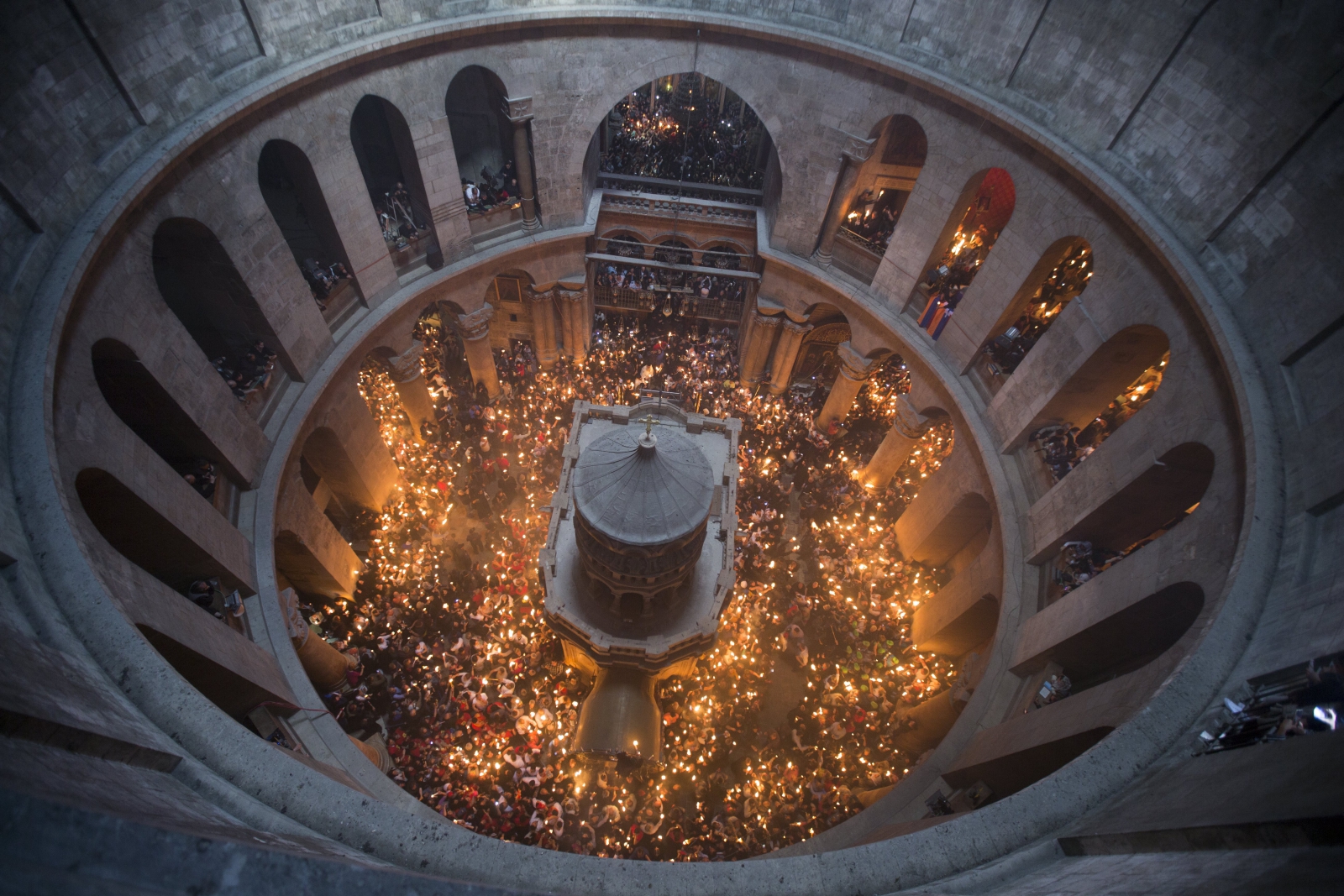 Jerozolima, liturgia tzw. „Zstąpienia Świętego Ognia”. fot. EPA/ATEF SAFADI 