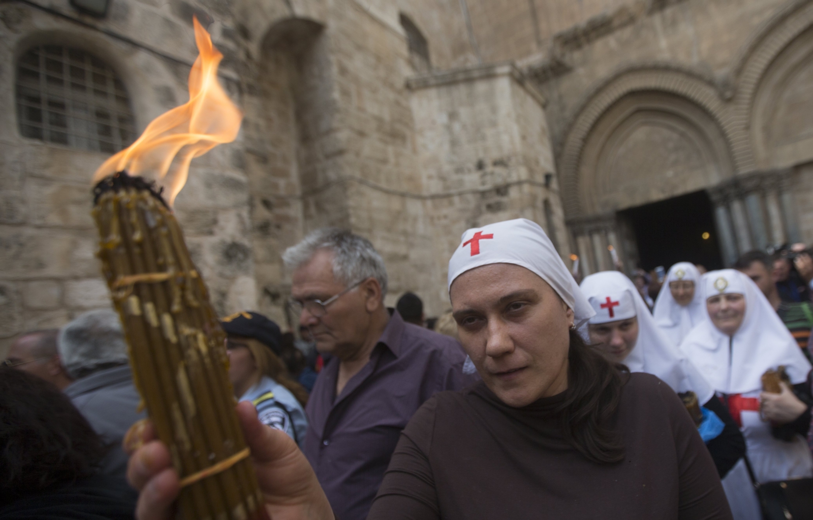 Jerozolima, liturgia tzw. „Zstąpienia Świętego Ognia”. fot. EPA/ATEF SAFADI 