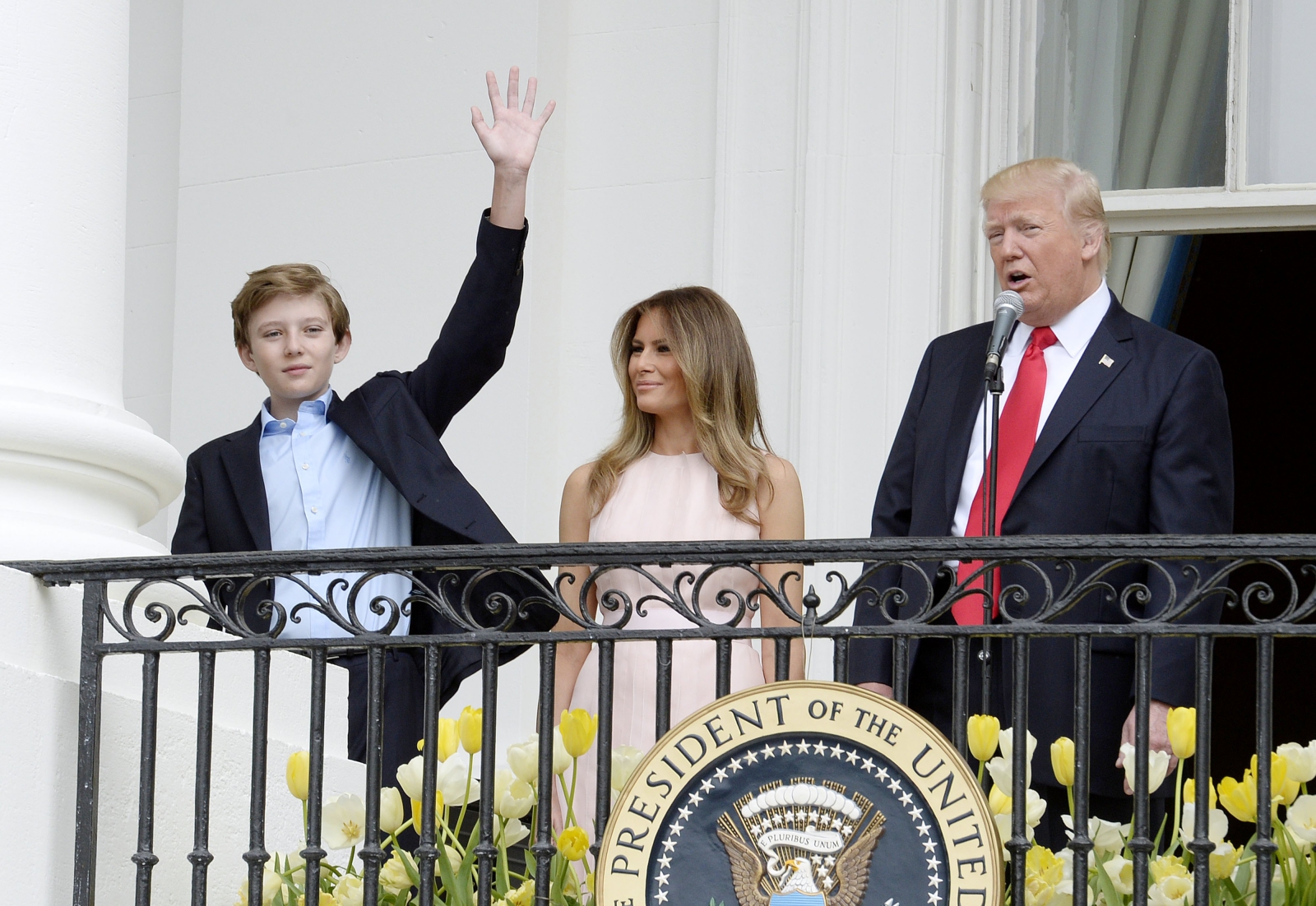 epa05912812 US President Donald J. Trump , First Lady Melania Trump and son Barron Trump attend the annual Easter Egg Roll on the South Lawn of the White House in Washington, DC, USA, 17 April 2017.  EPA/OLIVIER DOULIERY / SIPA POOL 
Dostawca: PAP/EPA.