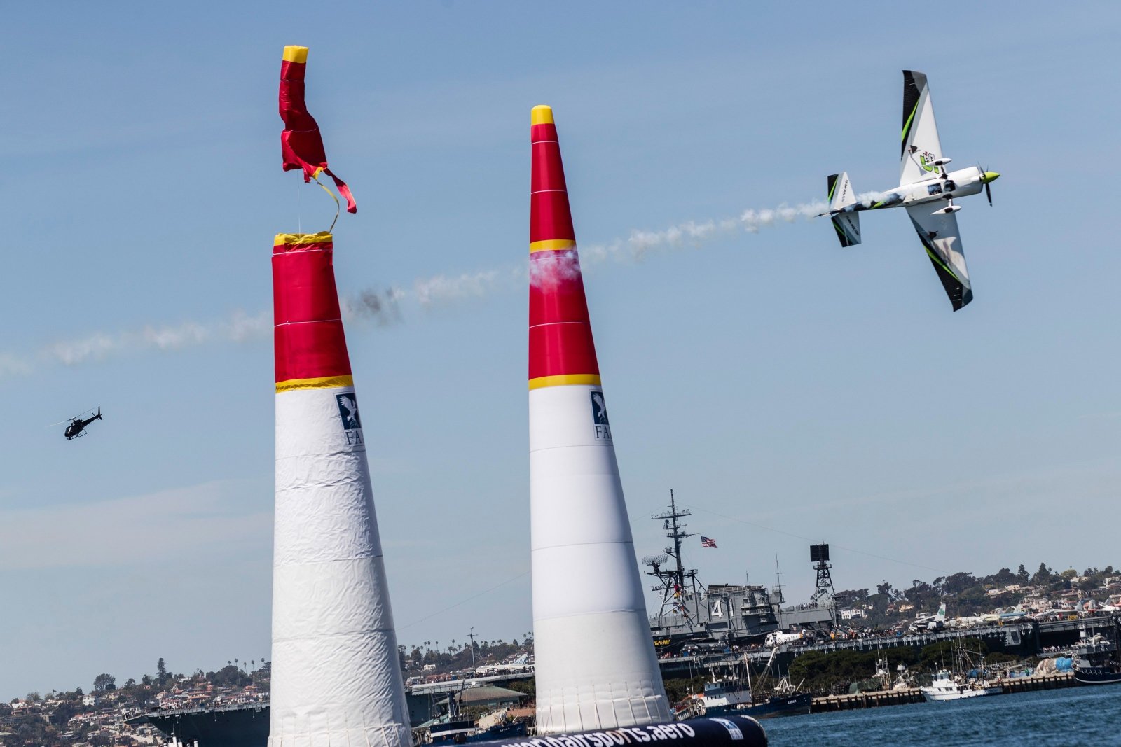 Chilijczyk Cristian Bolton  w czasie finałów Red Bull Air Race World Championship w San Diego, USA.