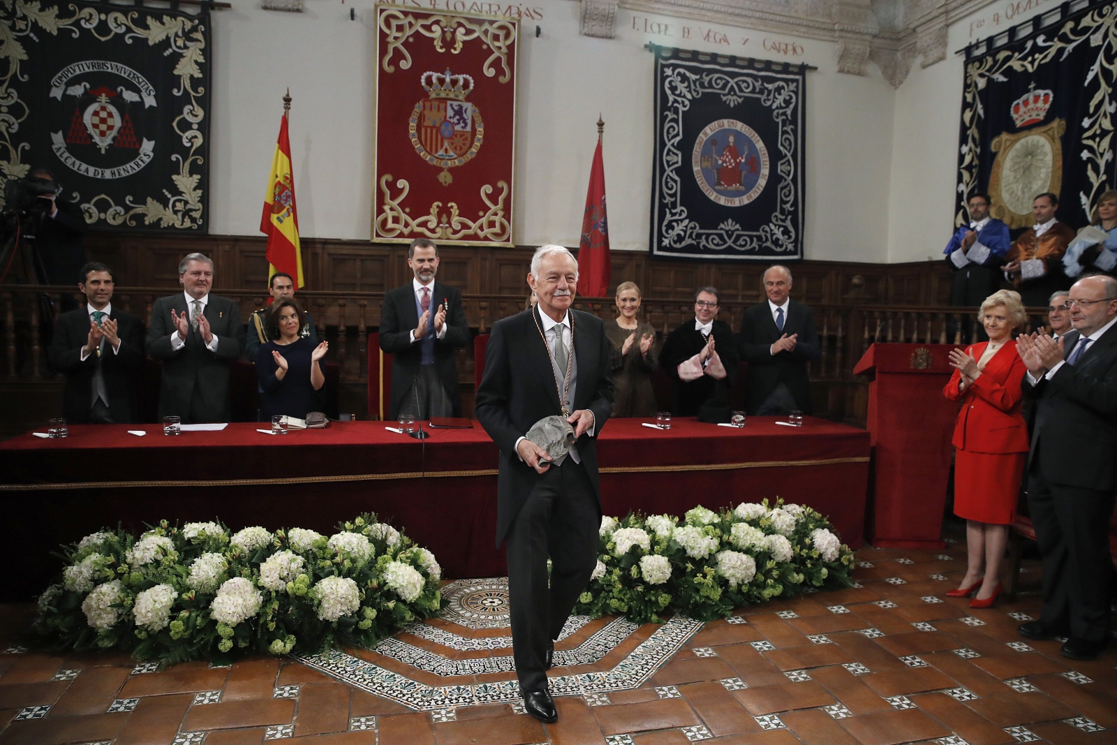 Hiszpański pisarz Eduardo Mendoza otrzymuje od króla Felipie II literacką nagrodę Miguel de Cervantes 2016.
Fot. PAP/EPA/Juan Carlos Hidalgo