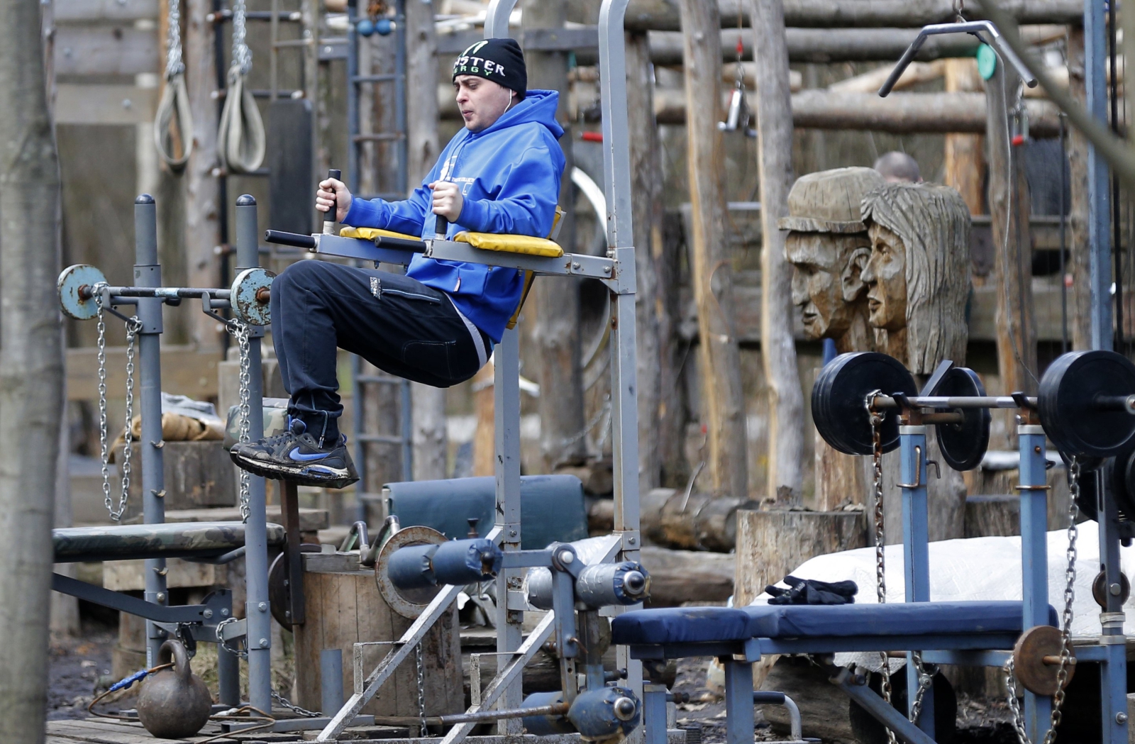 Rosjanin ćwiczy na siłowni wybudowanej w Timiryazevskym Parku, Moskwa, Rosja.