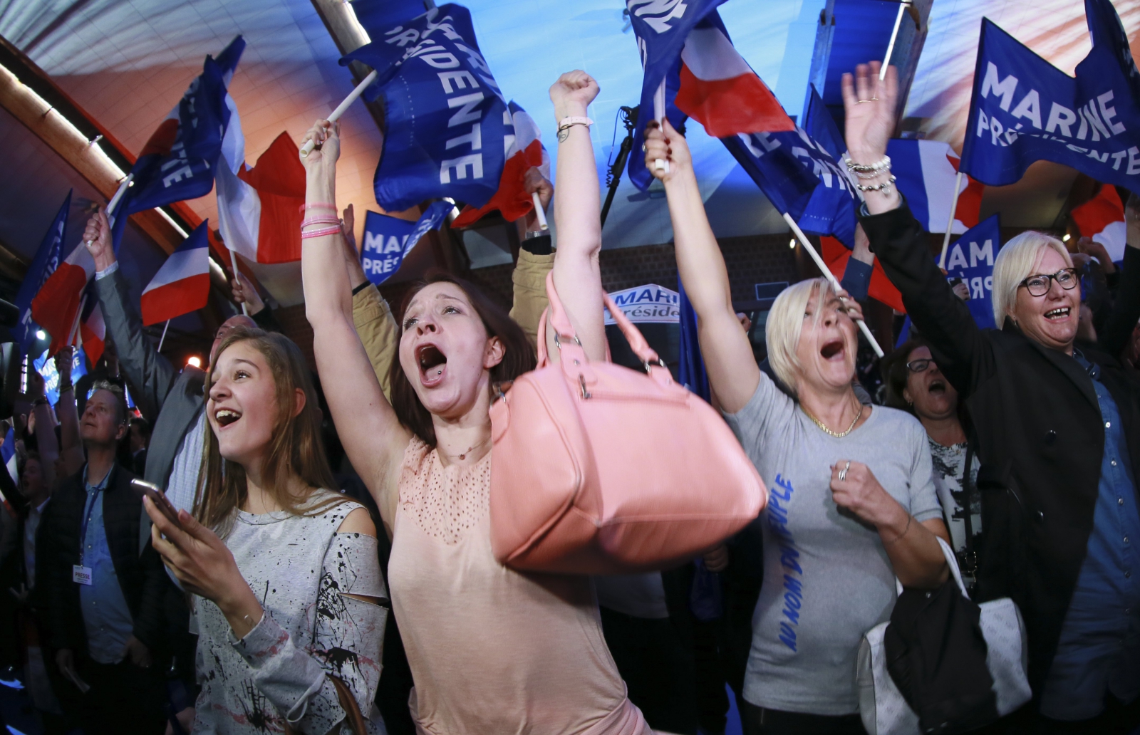 Zwolennicy Marine Le Pen cieszą się z drugiego miejsca swojej kandydatki w pierwsze turze wyborów prezydenckich. Pozwoli jej to zmierzyć się z Emmanuelem Macronem w drugiej turze wyborów.