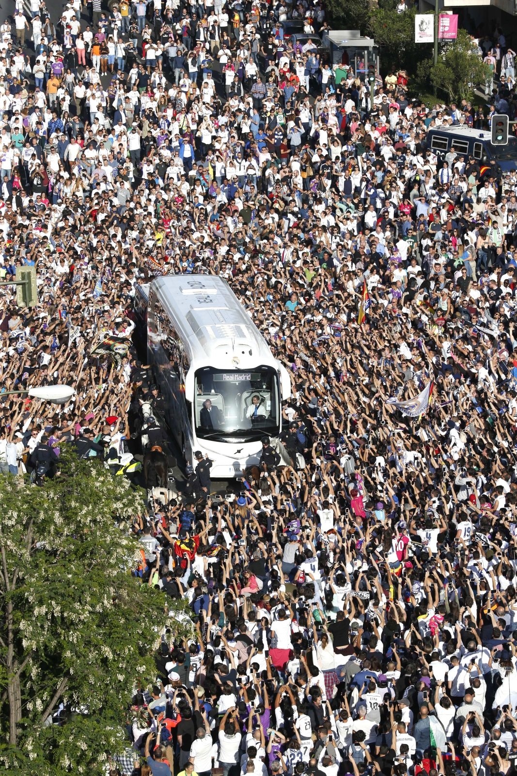 Autobus Realu Madryt podjeżdża pod stadion Santiago Bernabeu na mecz z FC Barceloną.
