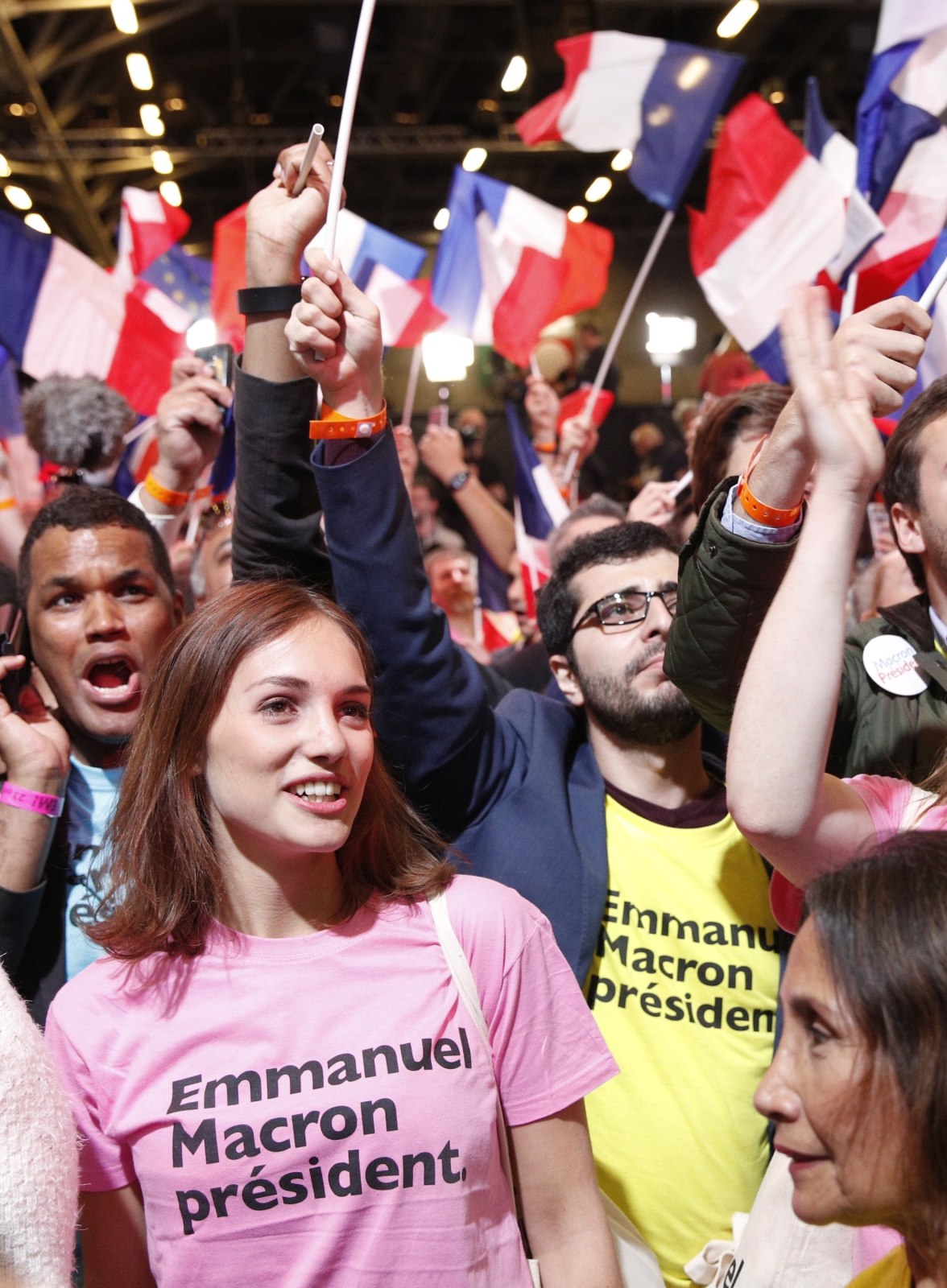 Zwolennicy Emmanuela Macrona cieszą się z jego zwycięstwa w pierwszej turze wyborów prezydenckich we Francji.