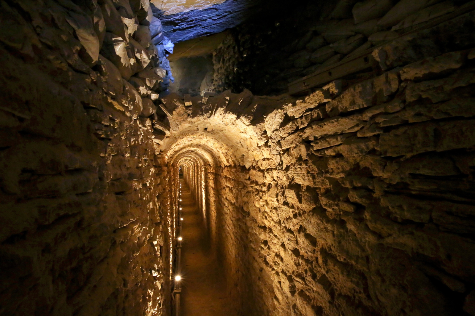 Zdjęcie pokazujące Tunel Eupalinosa, starożytny podziemny akwedukt znajdujący się na wyspie Samon, Grecja.