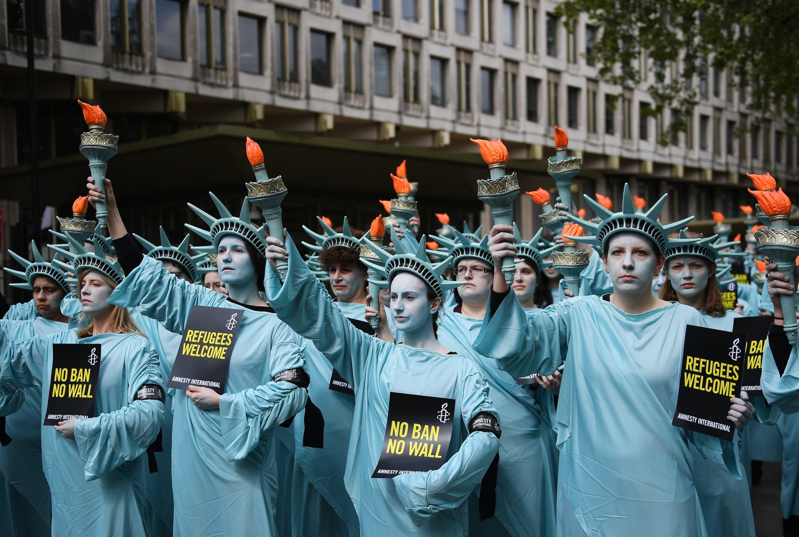 Aktywiści Amnesty International demonstrowali przed w Londynie przed ambasadą USA. Fot. PAP/EPA/ANDY RAIN