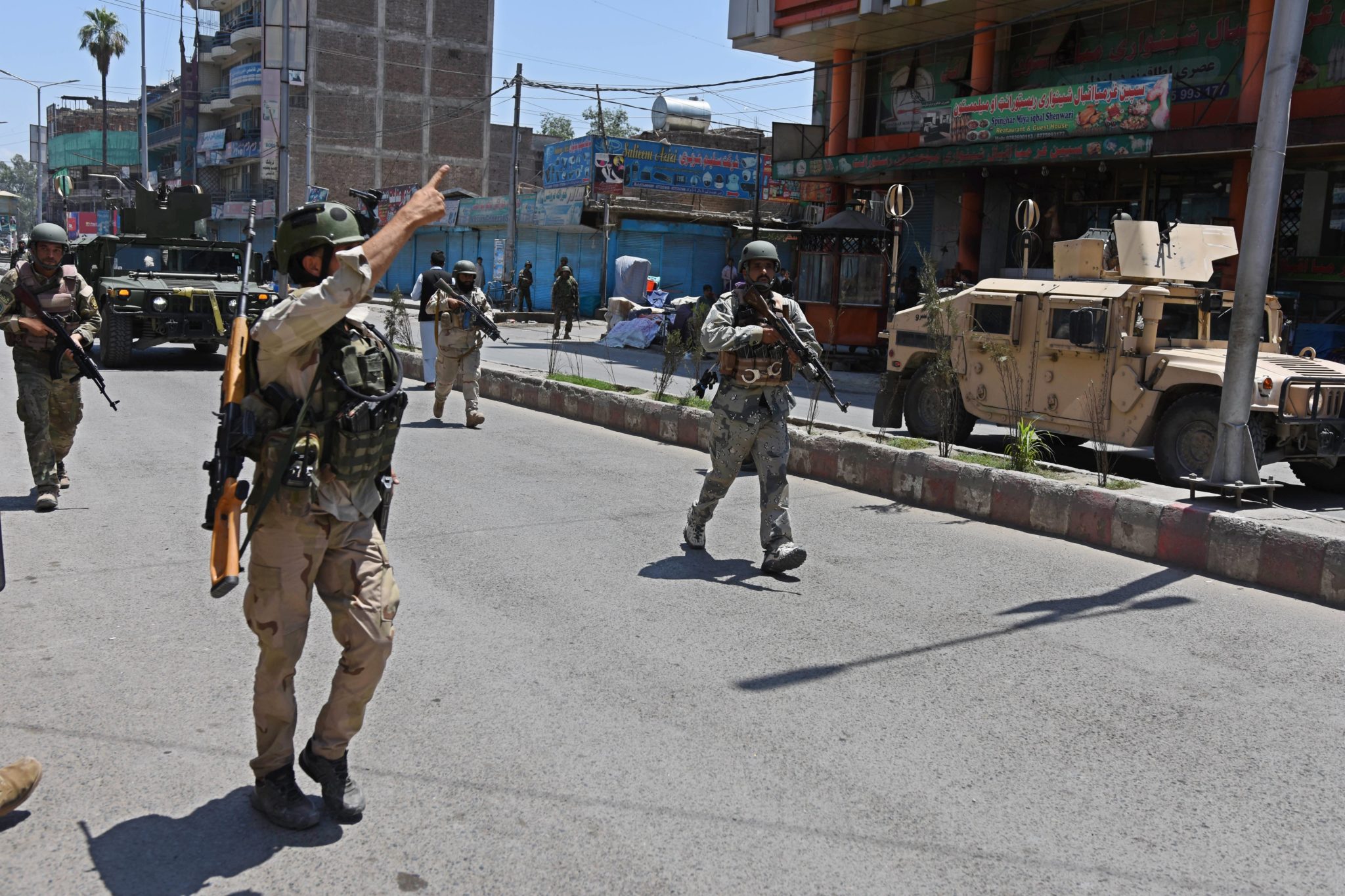 Afganistan: atak terrorystyczny na stację telewizyjną RTA TV w Dżalalabadzie (foto. PAP/ EPA/GHULAMULLAH HABIBI)