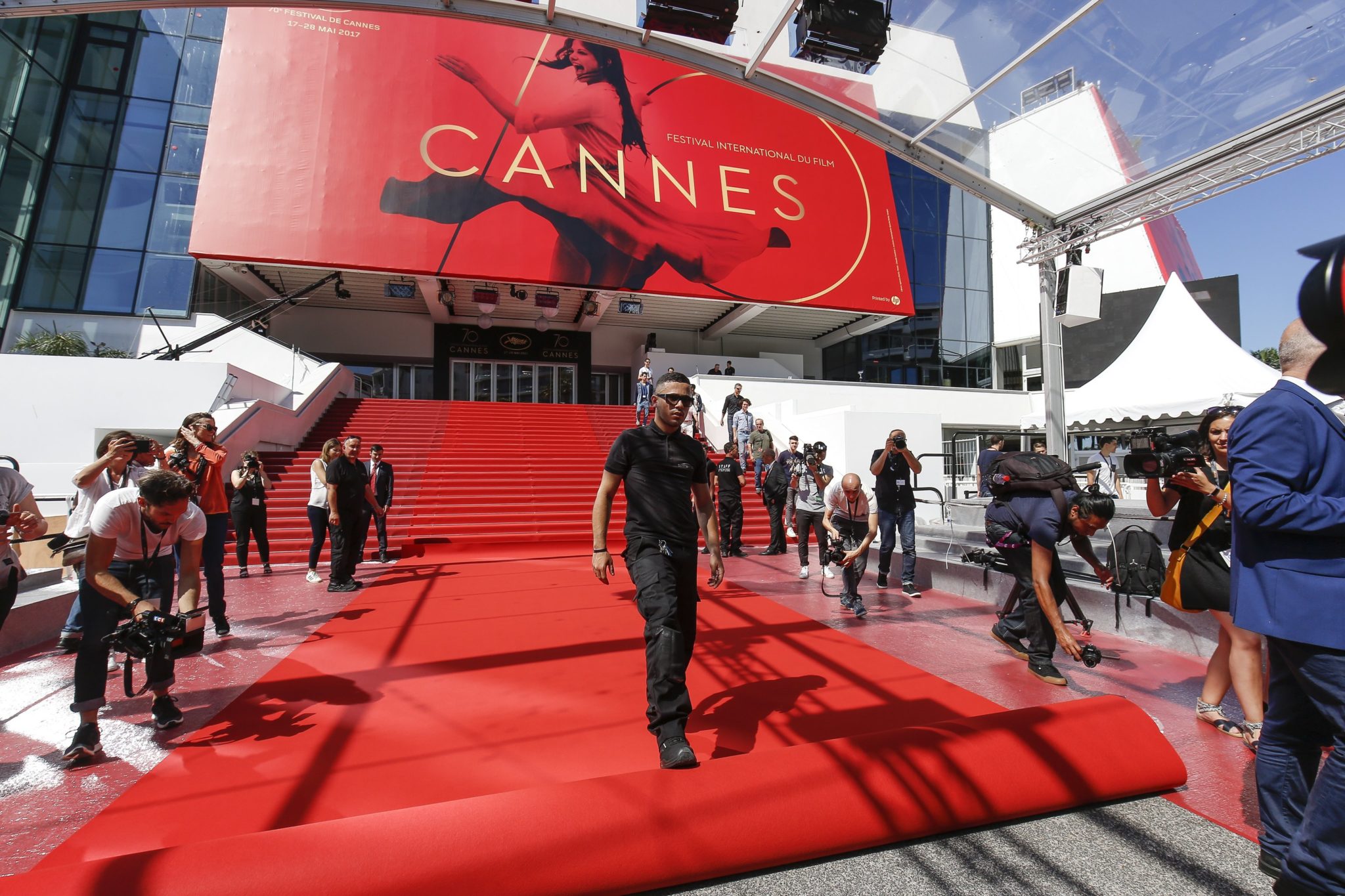 Francja: przygotowania do 70. Festiwalu Filmowego w Cannes (foto. PAP/EPA/JULIEN WARNAND)