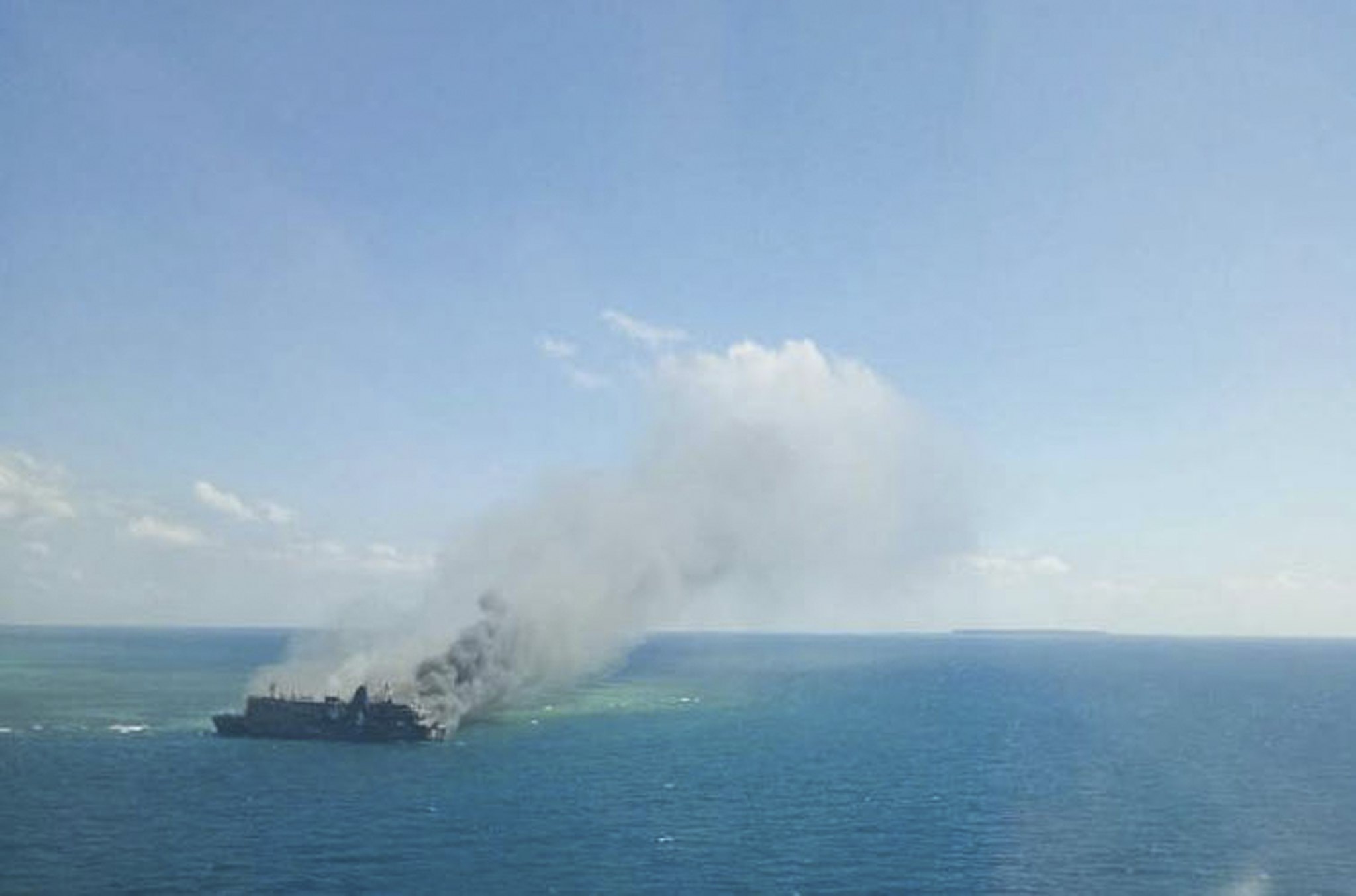 Indonezja: pożar promu pasażerskiego na wodach w okolicach Wschodniej Javy. W pożarze zginęło 5 osób (foto. PAP/EPA/BASARNAS) 