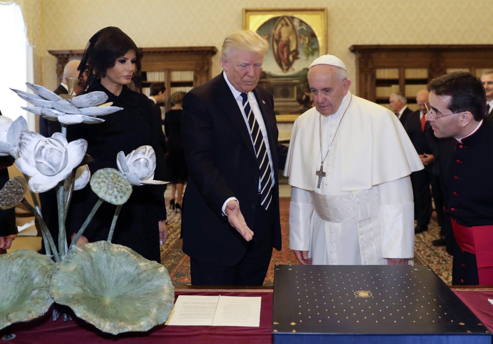 Włochy: papież Franciszek przyjął na audiencji prezydenta USA - Donalda J. Trumpa (foto. PAP/EPA/ALESSANDRA TARANTINO)