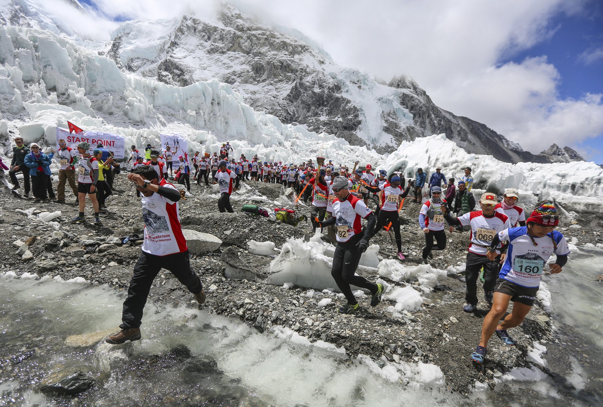 Nepal: 15 Międzynarodowy Maraton w Himalajach (foto. PAP/EPA/HIMALAYAN EXPEDITION)