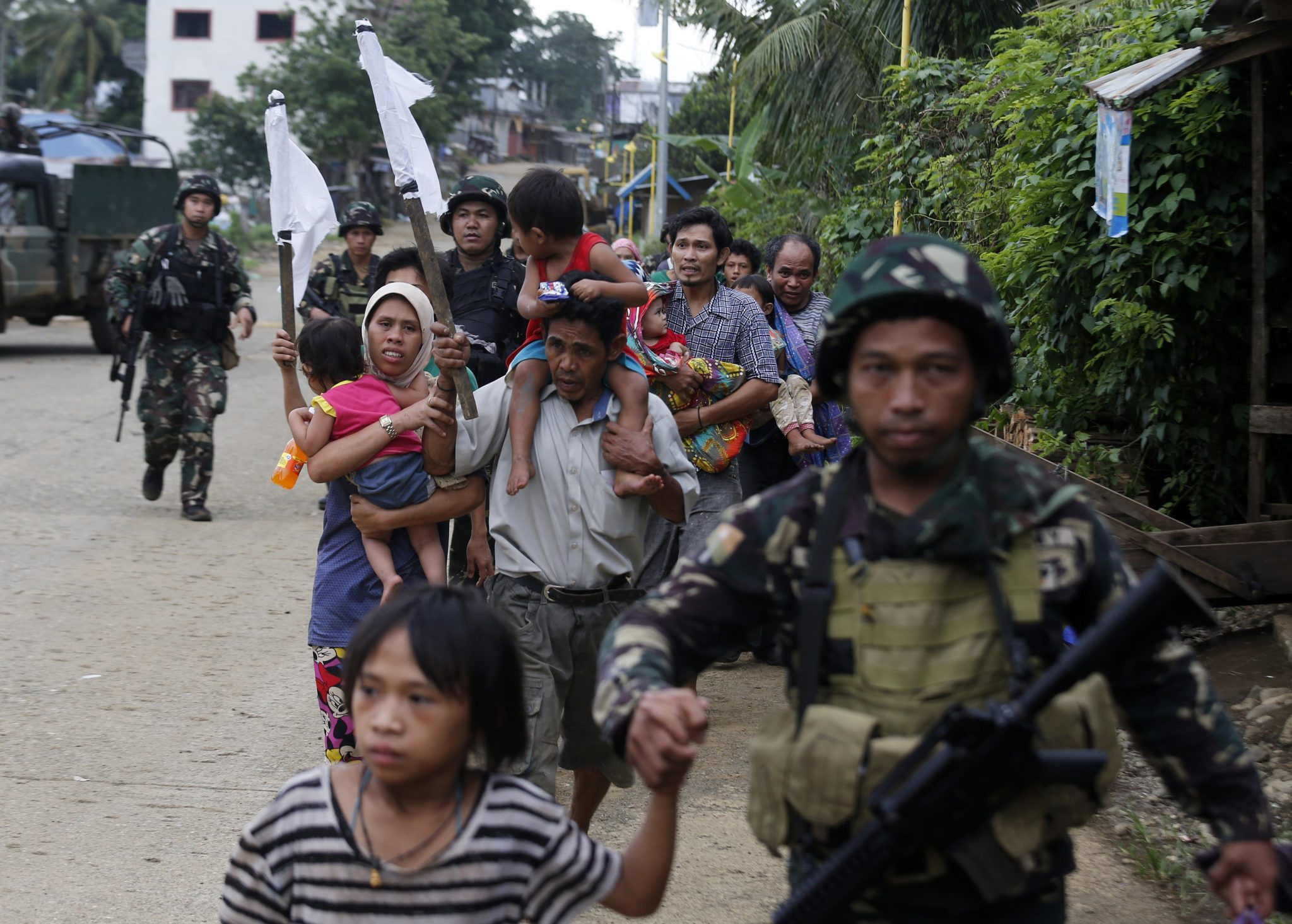 Filipiny: ewakuacja ludności cywilnej z Malawi. Wojska rządowe wciąż walczą z oddziałami tzw. Państwa Islamskiego (foto. PAP/EPA/FRANCIS R. MALASIG) 