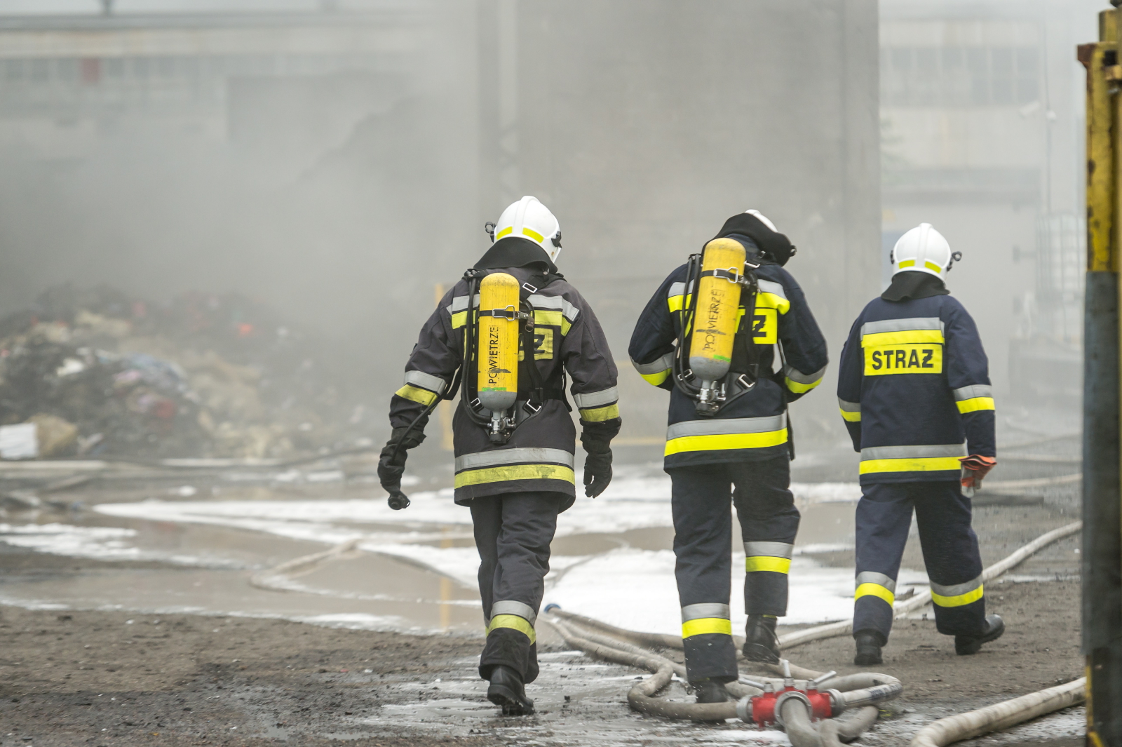 Pożar w sortowni odpadów w miejscowości Paterek. Fot. PAP/Tytus Żmijewski