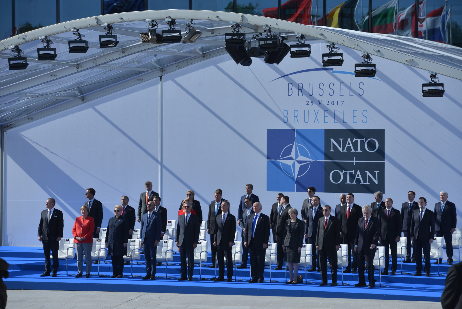 Przywódcy państw i rządów Sojuszu podczas ceremonii przekazania kwatery głównej NATO w Brukseli. Fot. PAP/Jacek Turczyk