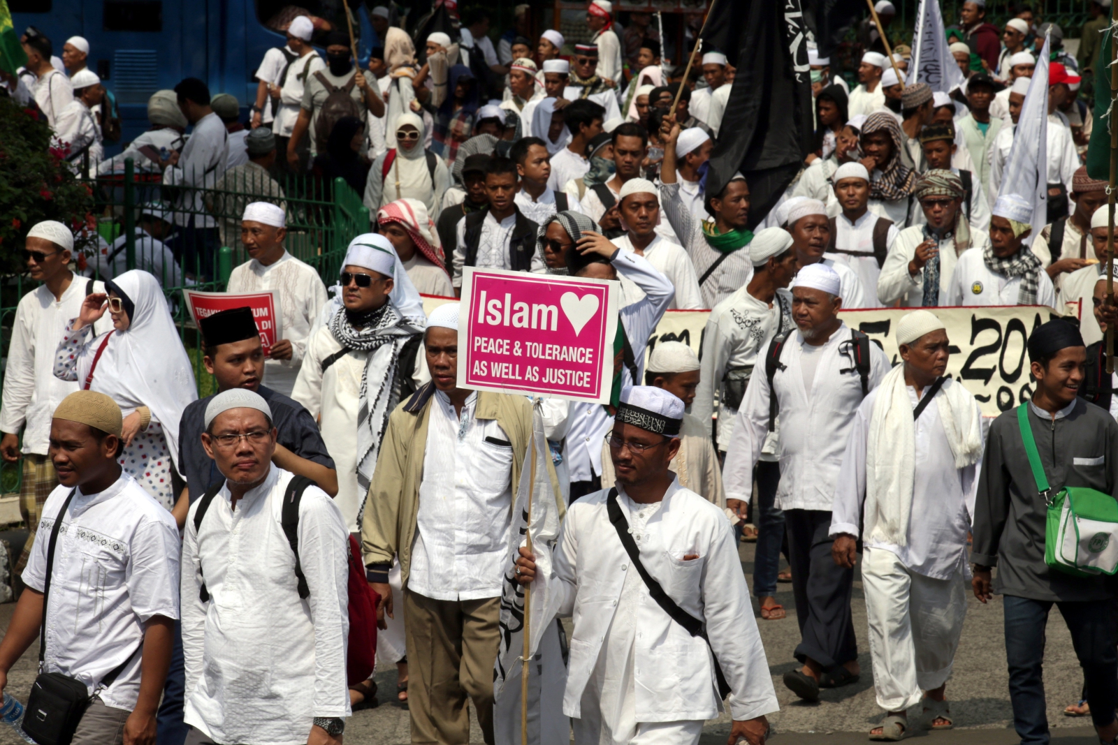 Protest muzułmanów w Indonezji przeciwko Jakarcie.
Fot. PAP/EPA/BAGUS INDAHONO