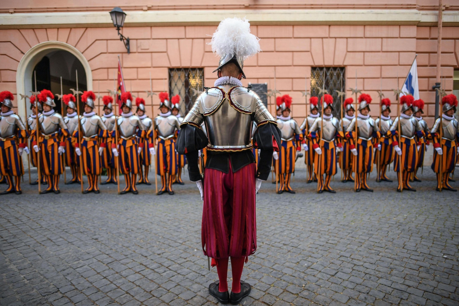 epa05947047 Papal Swiss Guards before the swearing-in ceremony at the San Damaso Courtyard in Vatican City, 06 May 2017. The annual swearing in ceremony for the new papal Swiss guards takes place on 06 May, commemorating the 147 who died defending Pope Clement VII on the same day in 1527.  EPA/ALESSANDRO DI MEO 
Dostawca: PAP/EPA.
