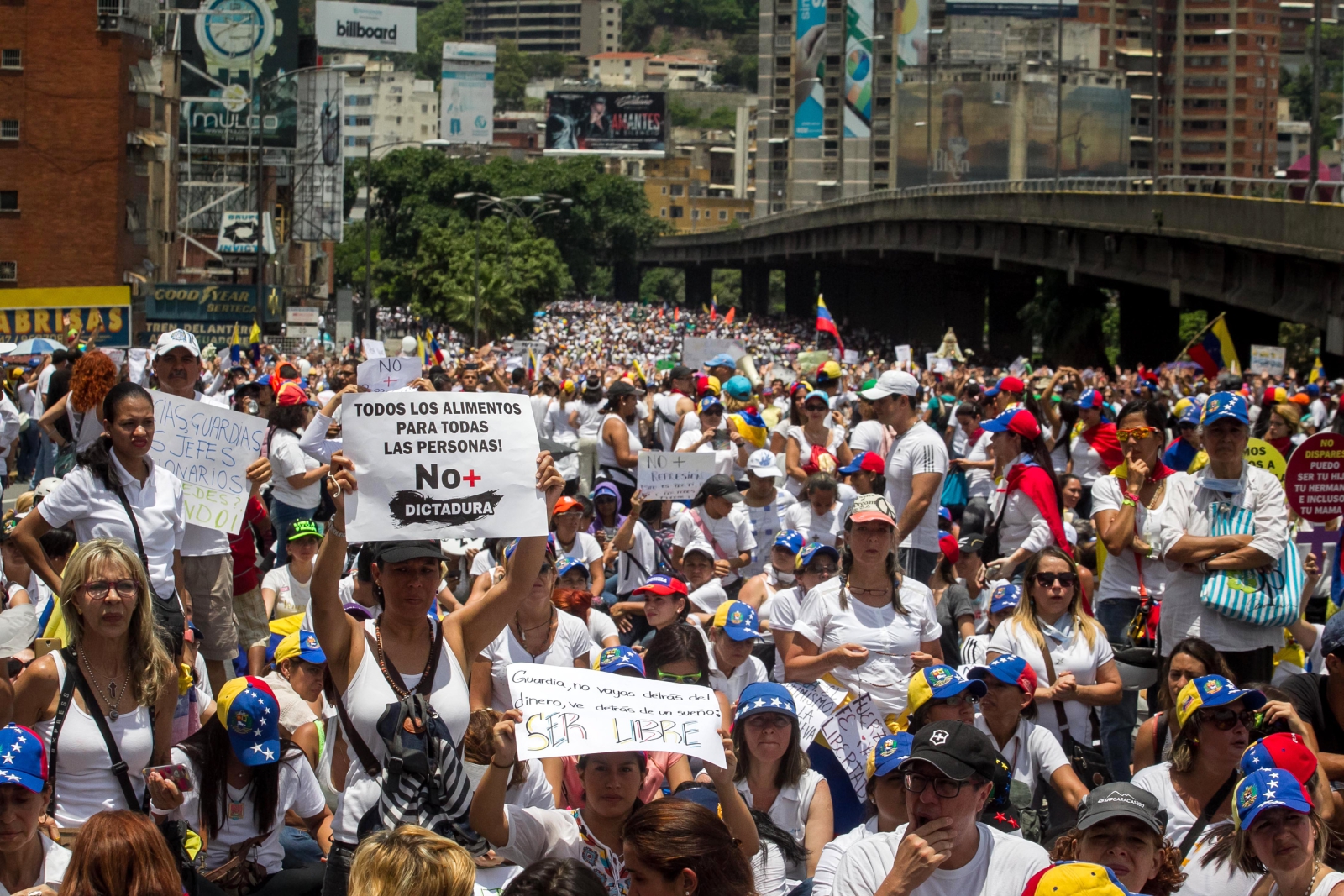 epa05947327 Venezuelan opposition women participate in a demonstration in Caracas, Venezuela, on 06 May 2017. Thousands of Venezuelan women, opponents of the government of Nicolas Maduro, march in Caracas and in several cities of the country 