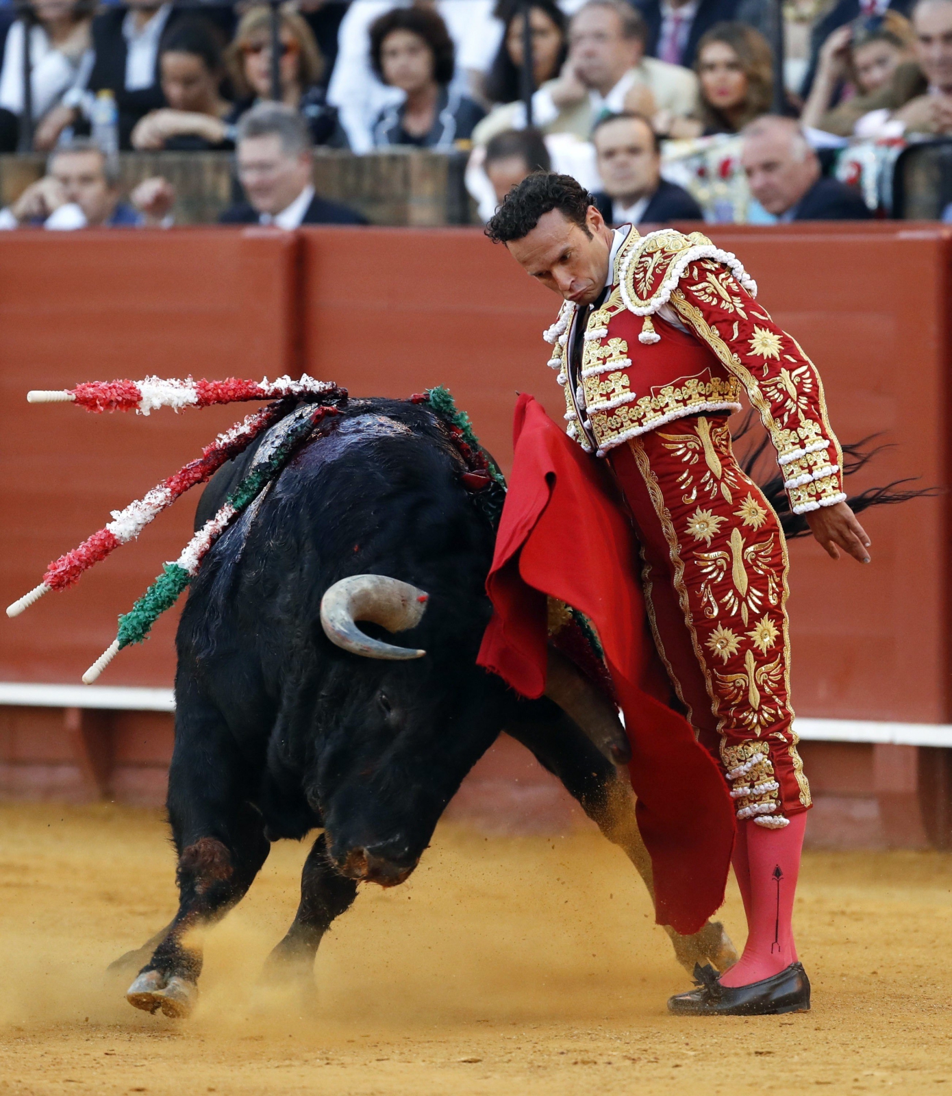 epa05947329 Spanish bullfighter Antonio Ferrera fights with his second bull of the evening during the bullfighting held on the ocassion of the April's Fair held at the Maestranza bullring in Seville, Andalusia, Spain, 06 May 2017.  EPA/JULIO MUNOZ 
Dostawca: PAP/EPA.