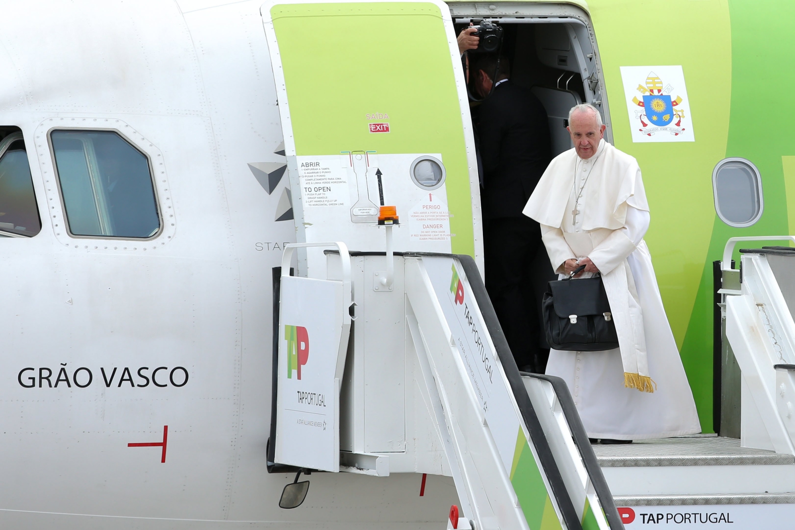 Papież żegna się przed odlotem z Fatimy do Watykanu.