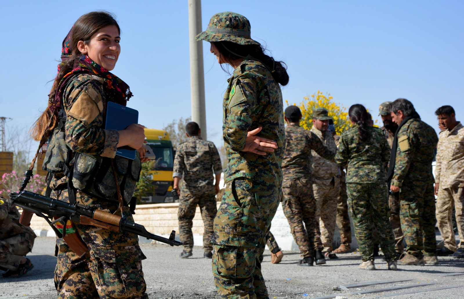 Kurdyjskie bojowniczki z Syryjskiej Armii Demokratycznej po wyzwoleniu Tabqa Dam, Syria.
