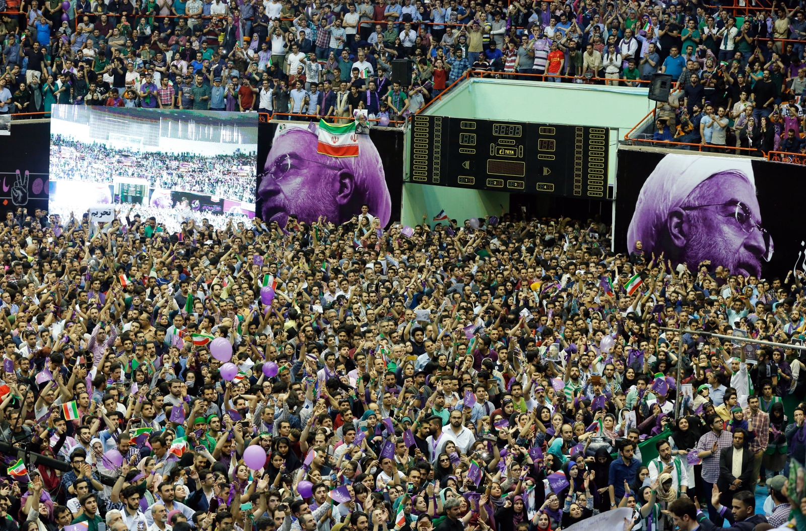 Zwolennicy prezydenta Hassana Rouhani w trakcie spotkania wyborczego.