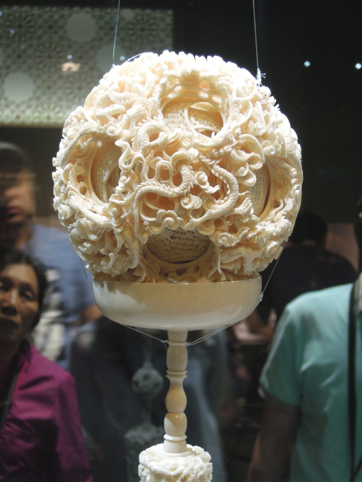 Goście oglądają rzeźbioną z kości słoniowej kulę przedstawiającą smoki w chmurach, Tajpej, Tajwan.