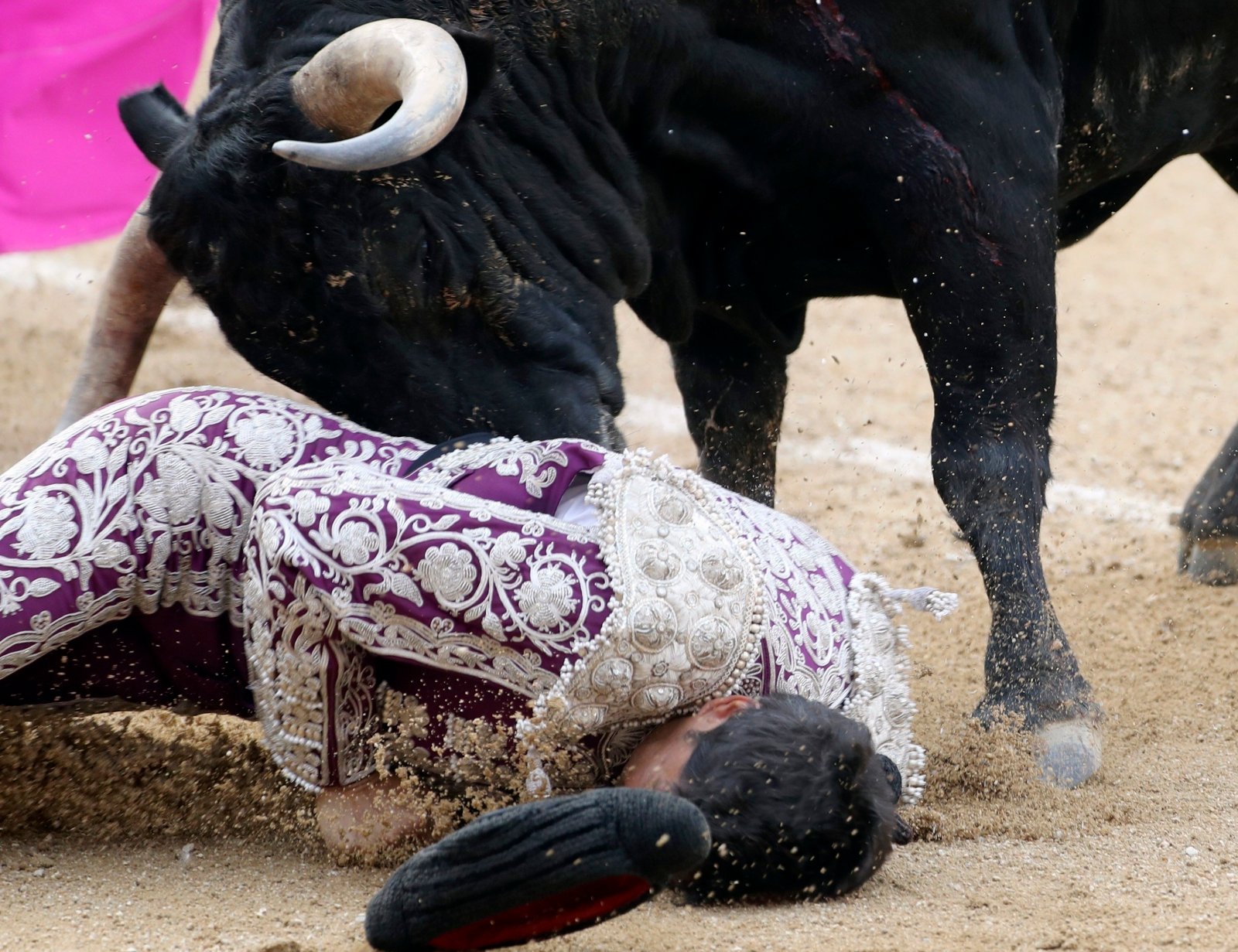 Hiszpański torreador Curro Diaz podczas swojego pojedynku z bykiem.