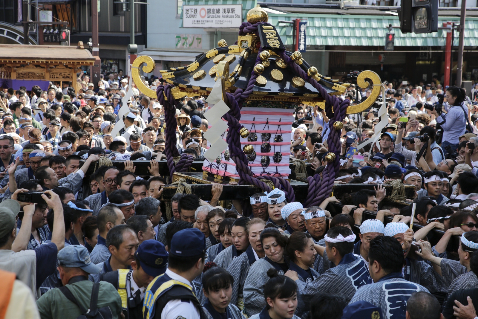 Festiwal Sanja w Japonii. Fot. PAP/EPA/KIMIMASA MAYAMA
