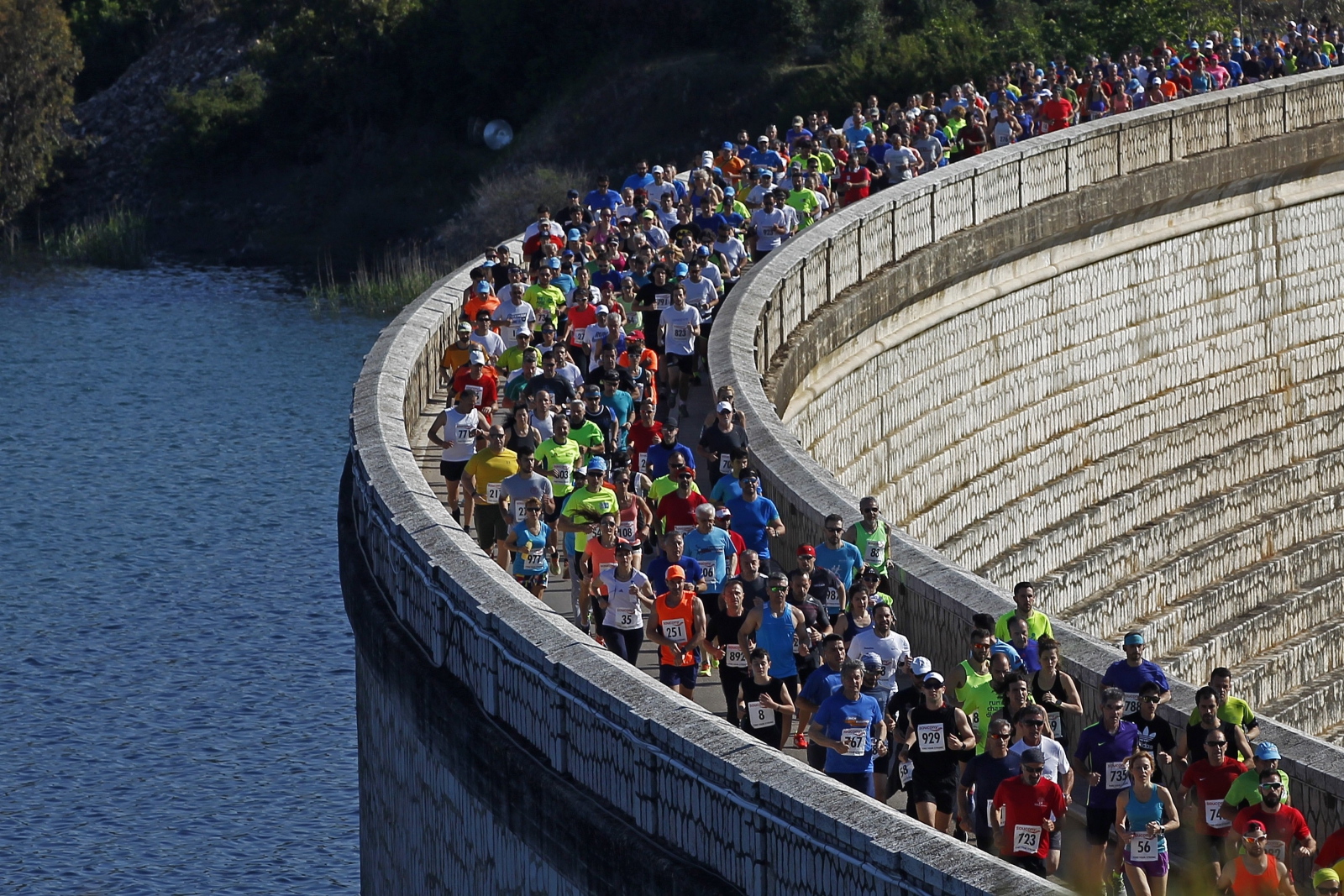 Maraton na 10kmw Atenach w Grecji. Fot. PAP/EPA/ALEXANDROS VLACHOS
