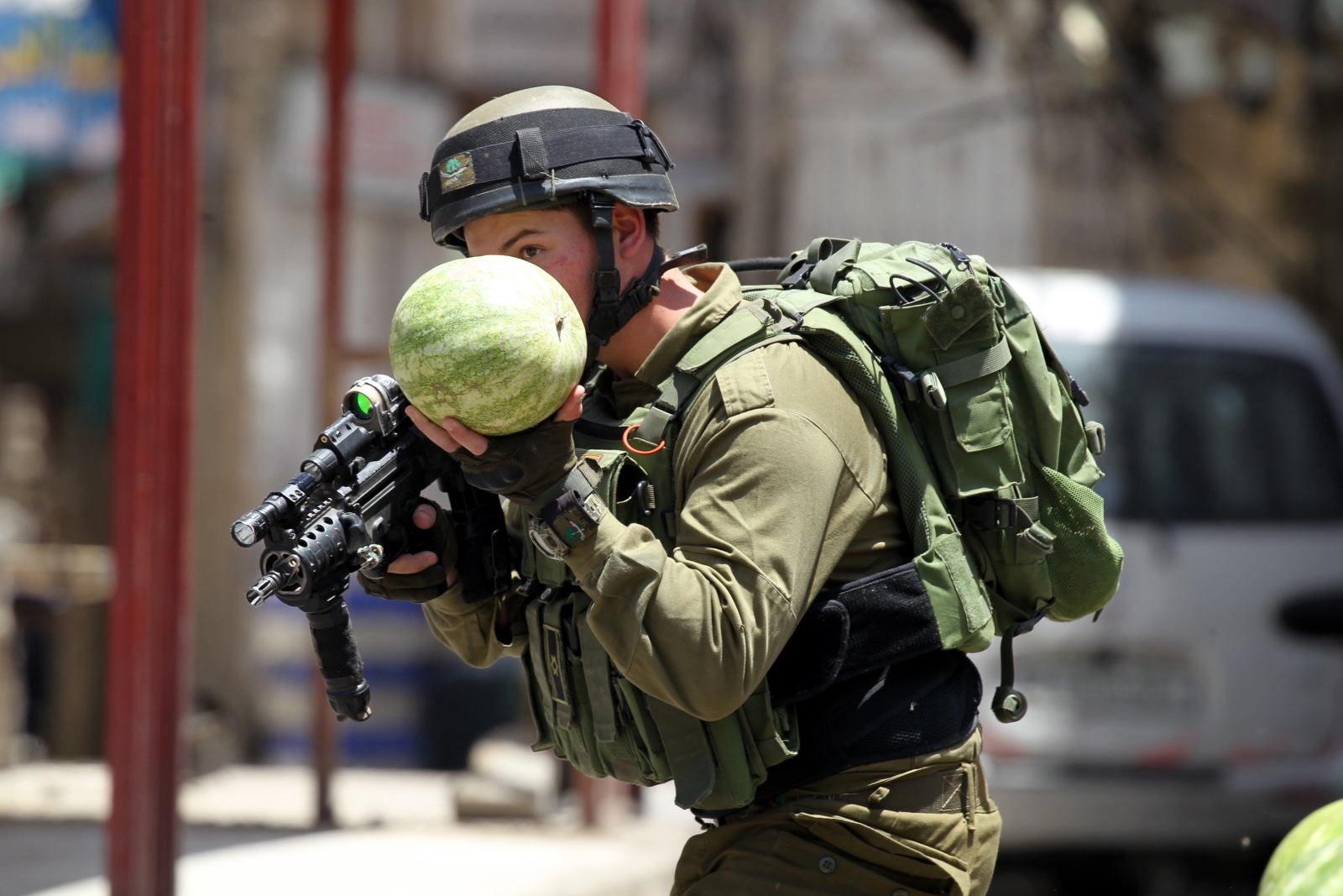 Izraelski żołnierz zajmuje pozycję w trakcie zamieszek towarzyszących palestyńskim protestom, Hebron, Zachodni Brzeg, Palestyna.