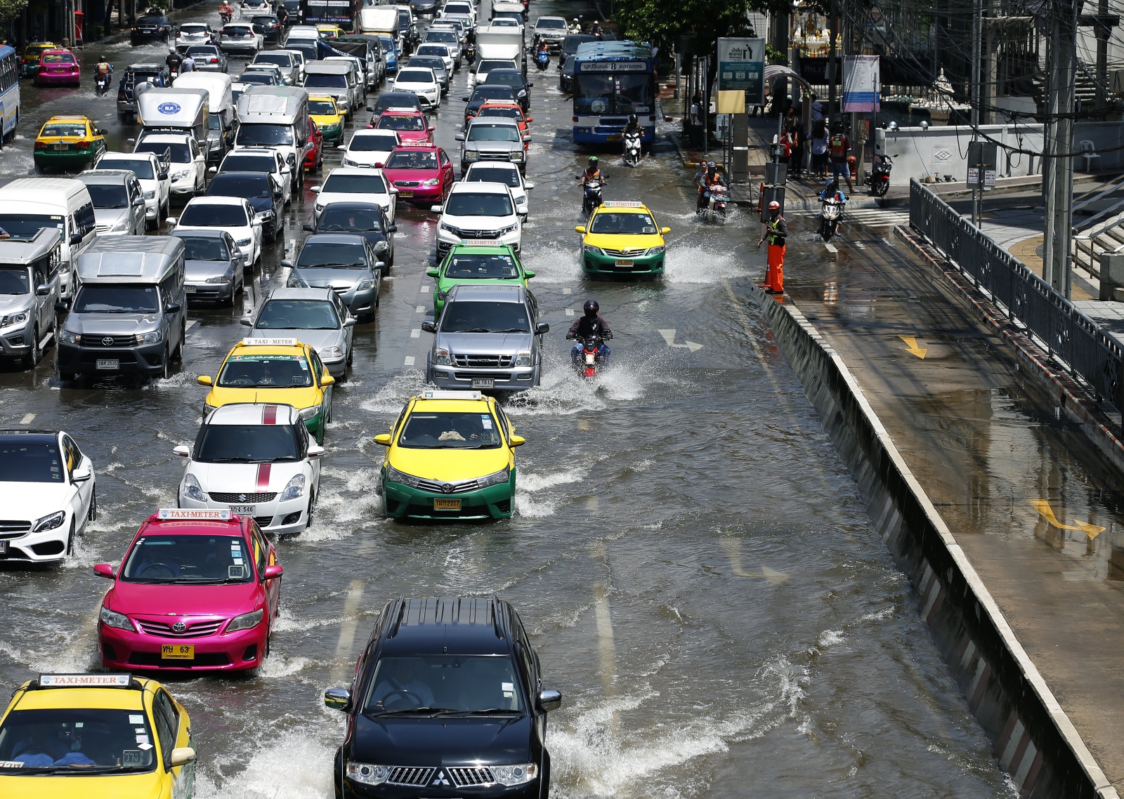 Powodzie w Tajlandii.
Fot. PAP/EPA/NARONG SANGNAK