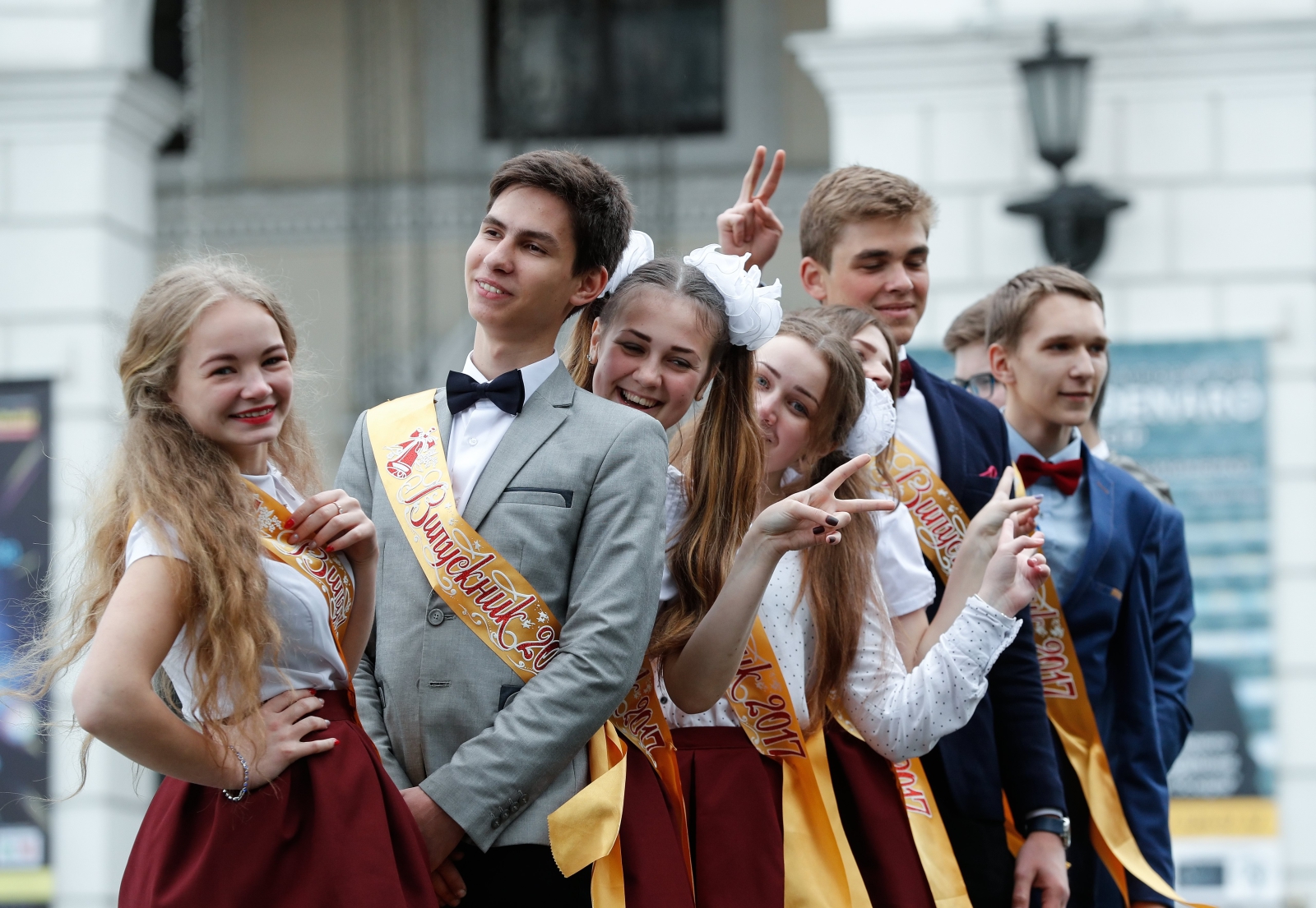 Koniec roku szkolnego na Ukrainie.
Fot. PAP/EPA/SERGEY DOLZHENKO