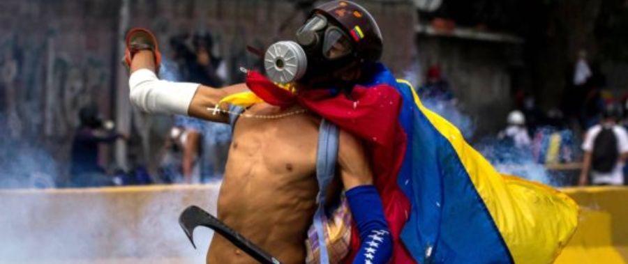 Demonstracje antyrządowe w Caracas. fot. EPA/MIGUEL GUTIERREZ