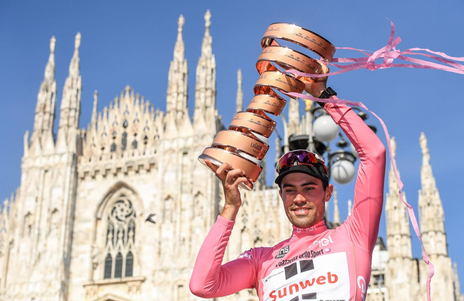 Tom Dumoulin świętuje swoje zwycięstwo w 21 i ostatnim etapie wyścigu kolarskiego Giro d'Italia.