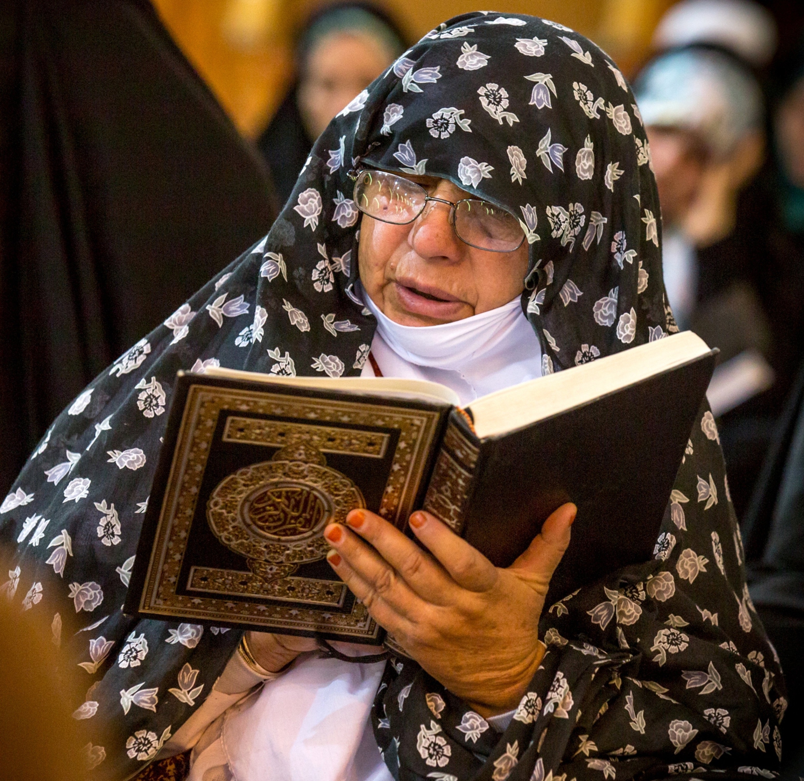 Szyicka kobieta czyta Koran w czasie miesiąca Ramadanu, Najaf, Irak.