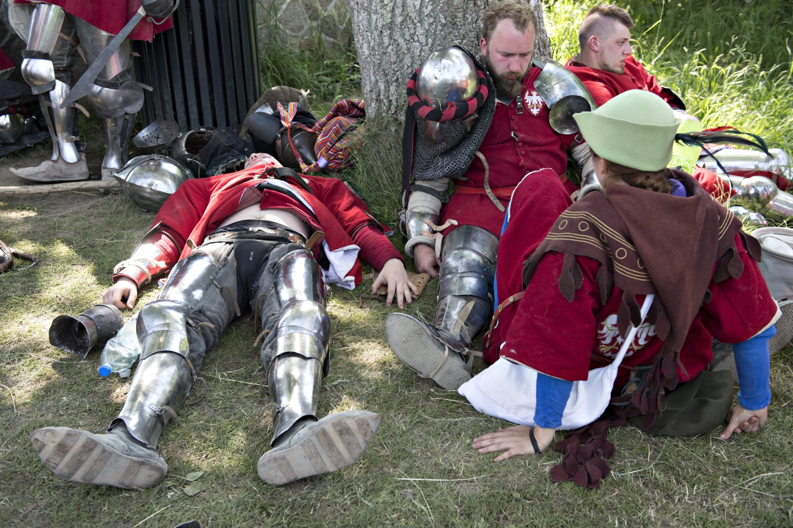 Zmęczeni polscy wojownicy wypoczywają po bitwie z Duńczykami na Międzynarodowym Turnieju Średniowiecznych Sztuk Walki w Spottrup, Dania.