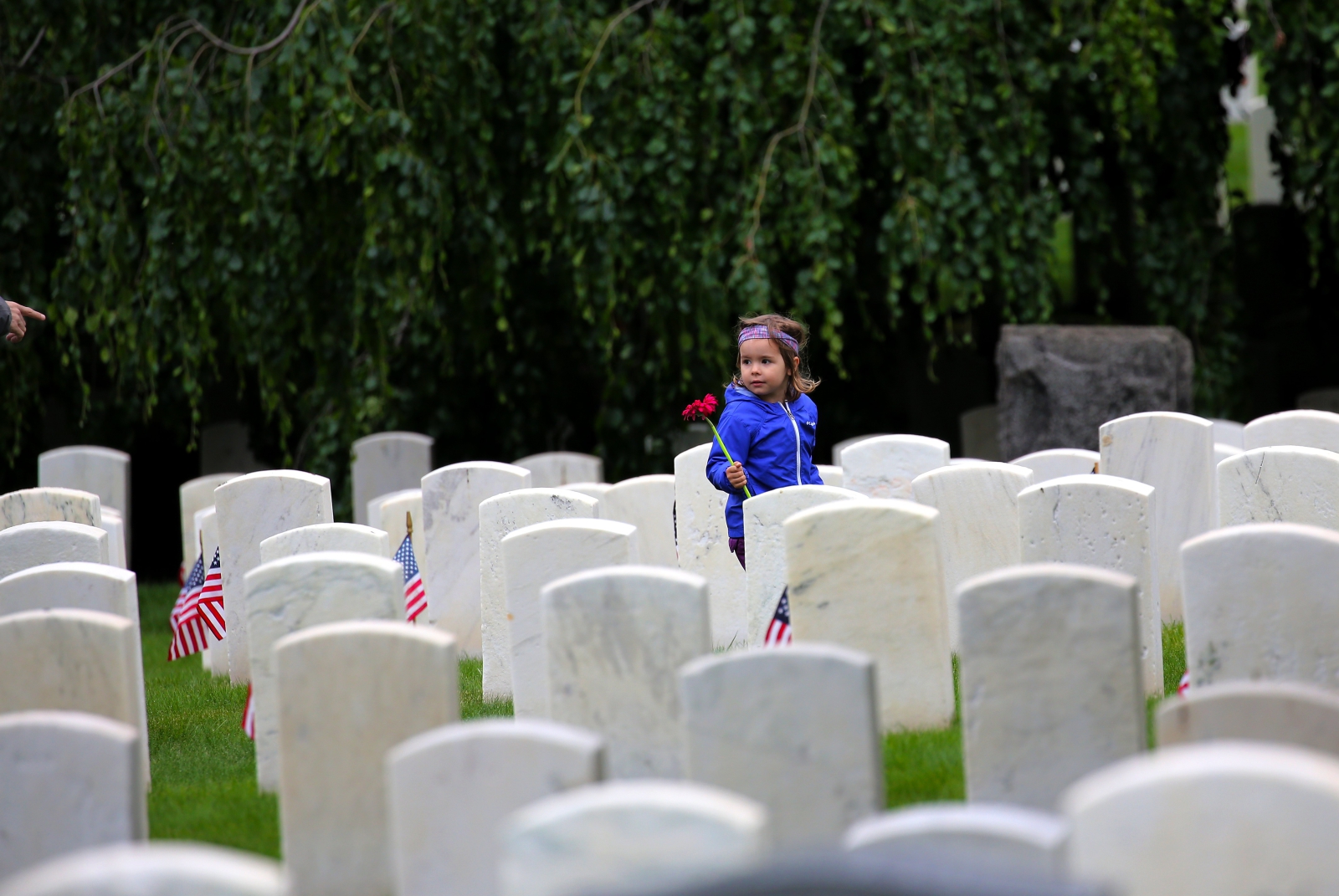 Dziewczyna na cmentarzu wojskowym na Brooklynie w trakcie Dnia Pamięci.