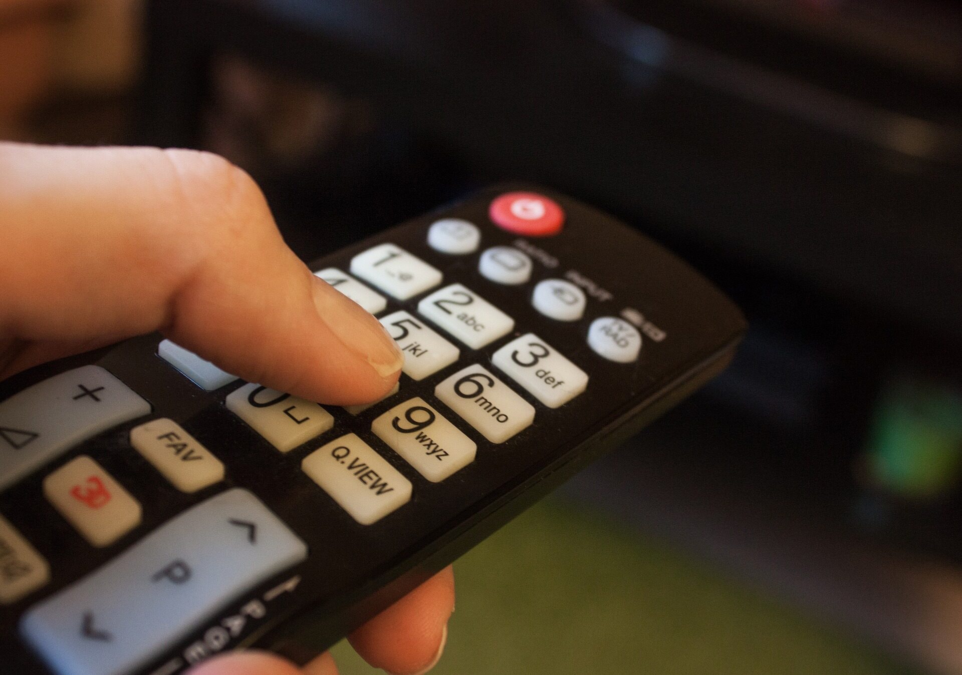 Telewizja wciąż utrzymuje spore zainteresowanie. Jak dużo Polaków ogląda ją codziennie?