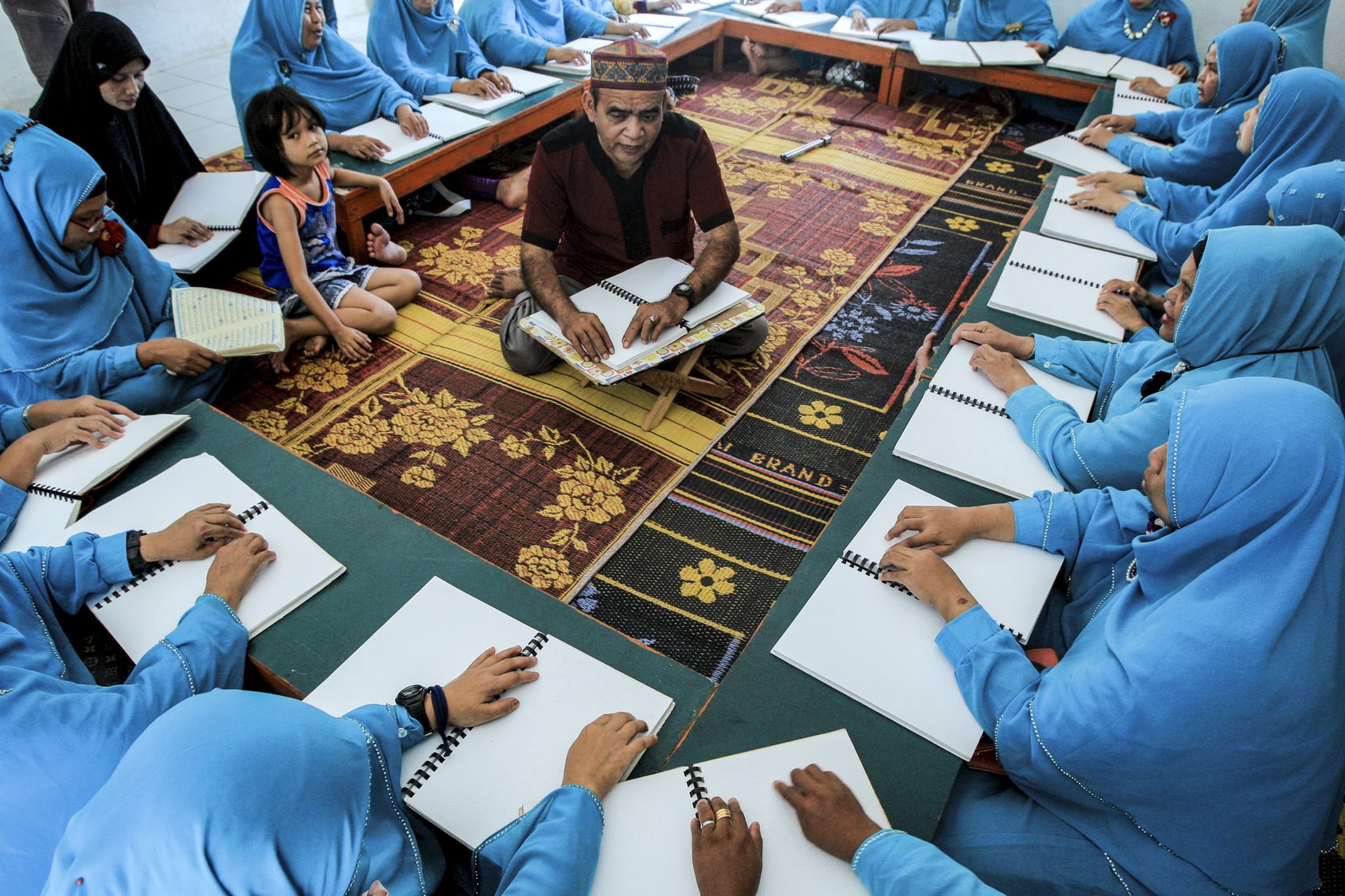 Ramadan w Indonezji. Niewidome kobiety czytają Koran w języku Brajla w Madan.