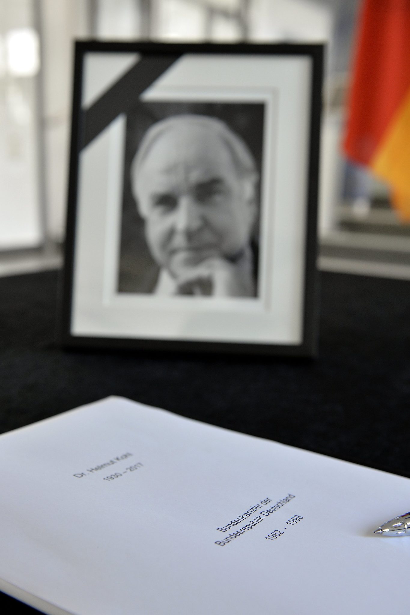 Księga kondolencyjna Helmuta Kohla, wystawiona w niemieckim Reichstagu 