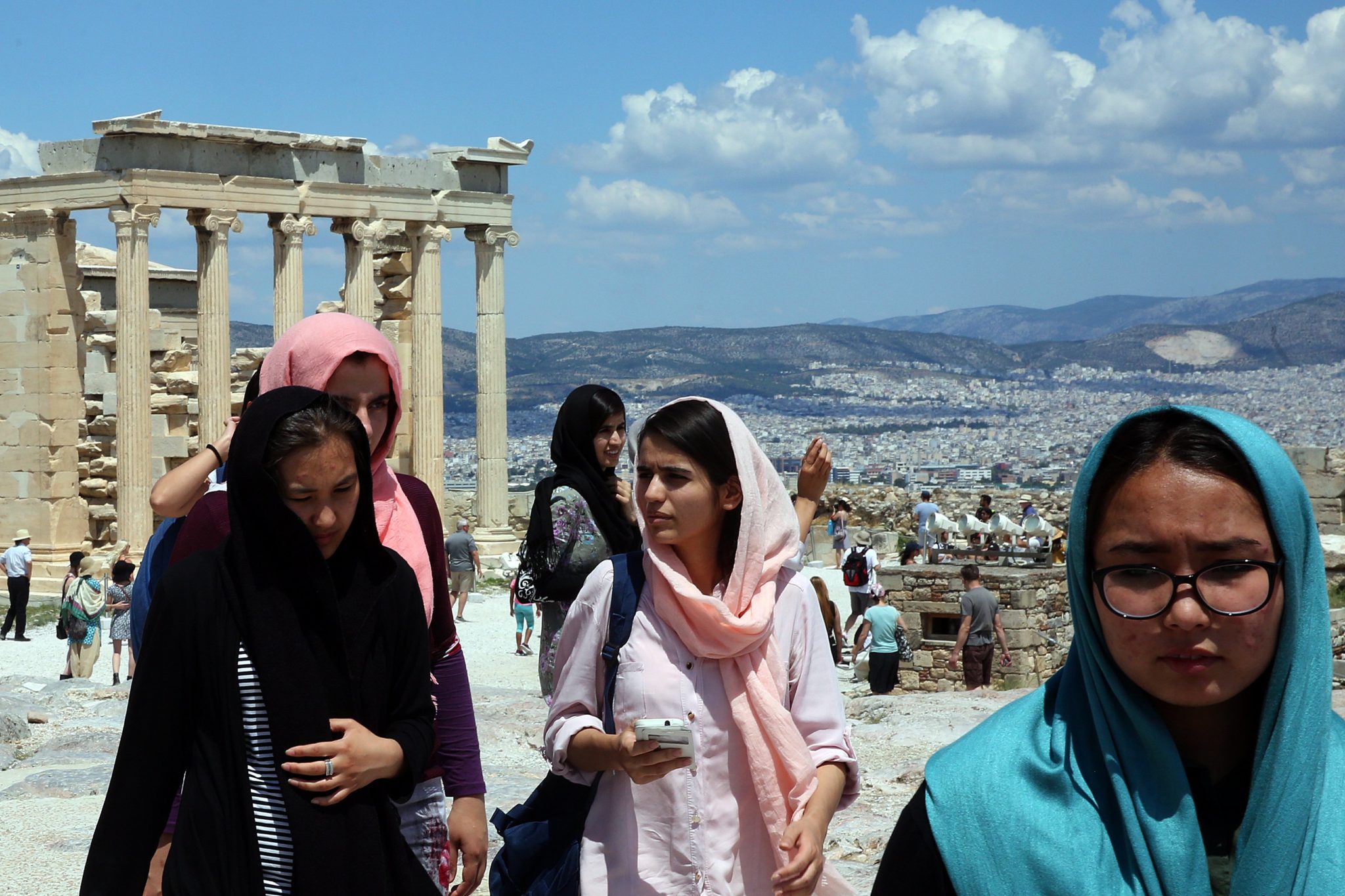 Uchodźcy zwiedzają Akropol