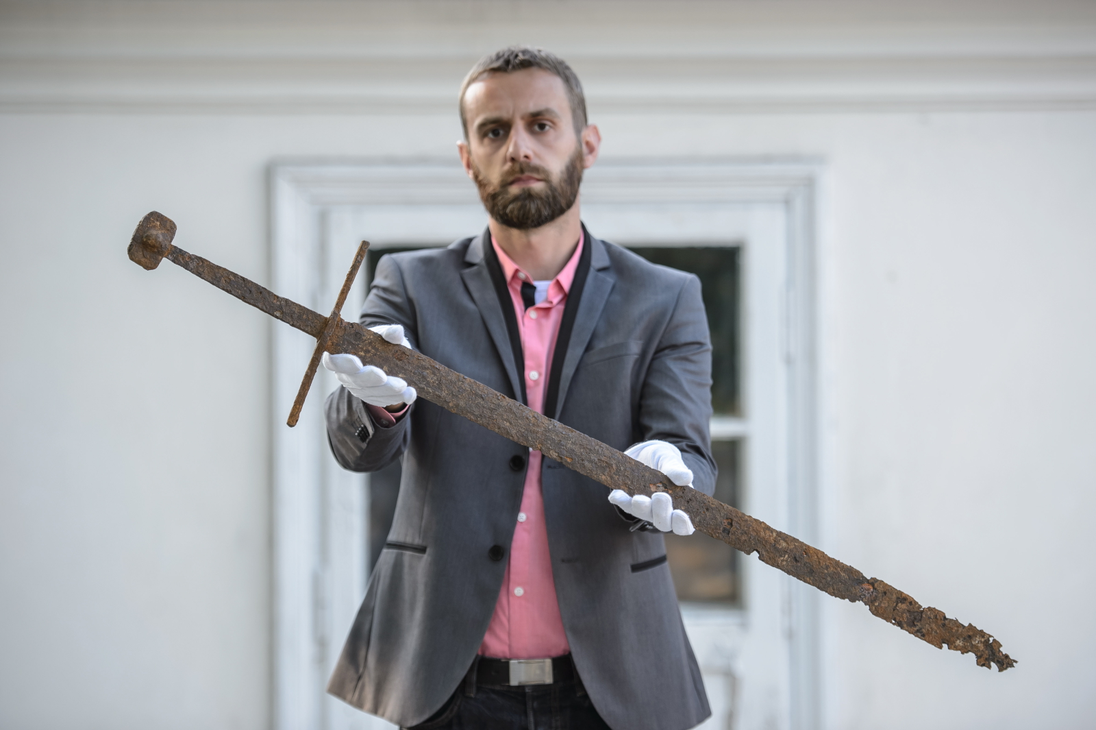 Bartłomiej Bartecki Dyrektor Muzeum w Hrubieszowie prezentuje miecz, 5 bm. Miecz znaleziono 29 maja br. w gminie Mircze, podczas prac ziemnych przy rowach melioracyjnych. Miecz, pochodzacy z XIV wieku, ma znak wytwórcy na trzpieniu. Znalezisko trafi do konserwacji i do dalszych analiz.