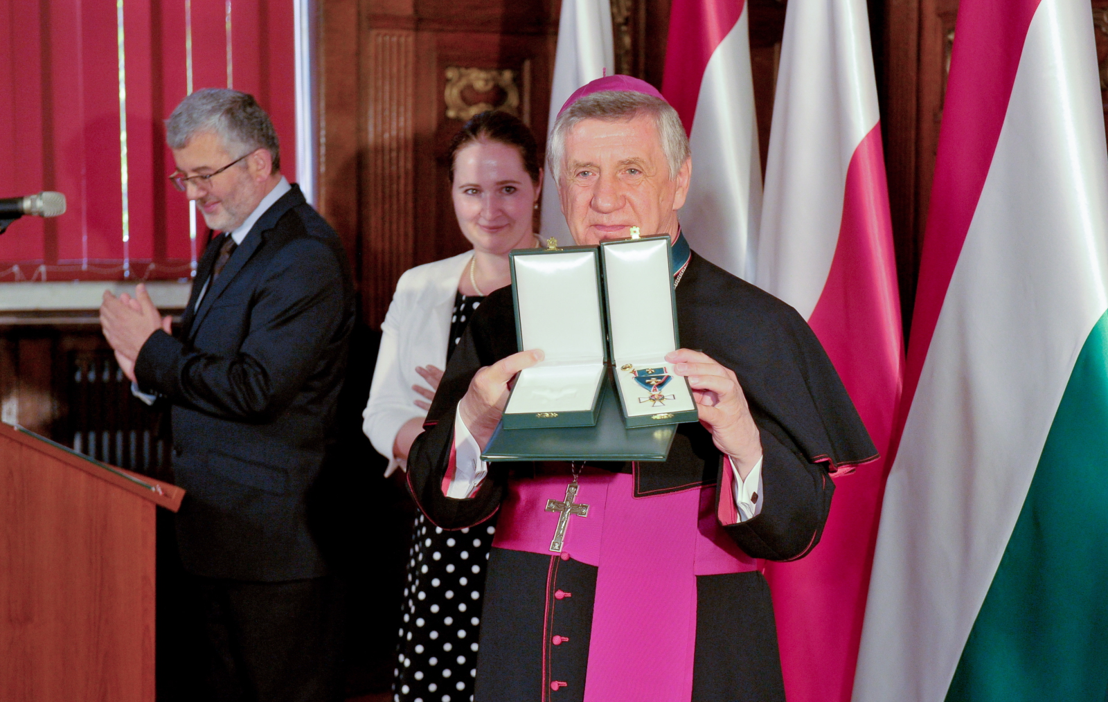 Krzyż Zasługi Orderu Węgierskiego dla abp. Andrzeja Dzięgi. Fot. 
PAP/Marcin Bielecki