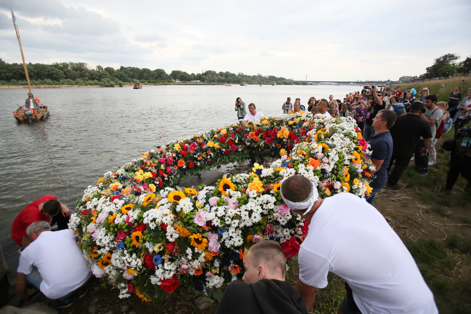 Warszawa, Wodowanie Warszawskiego Wianka Świętojańskiego. fot. PAP/Leszek Szymański