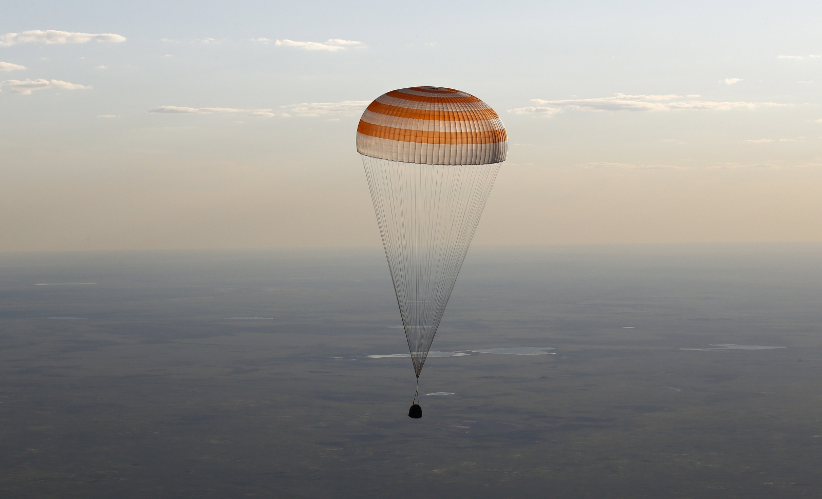 Soyuz MS-03 wrócił na ziemię z Międzynarodowej Stacji Kosmicznej. fot. EPA/SHAMIL ZHUMATOV