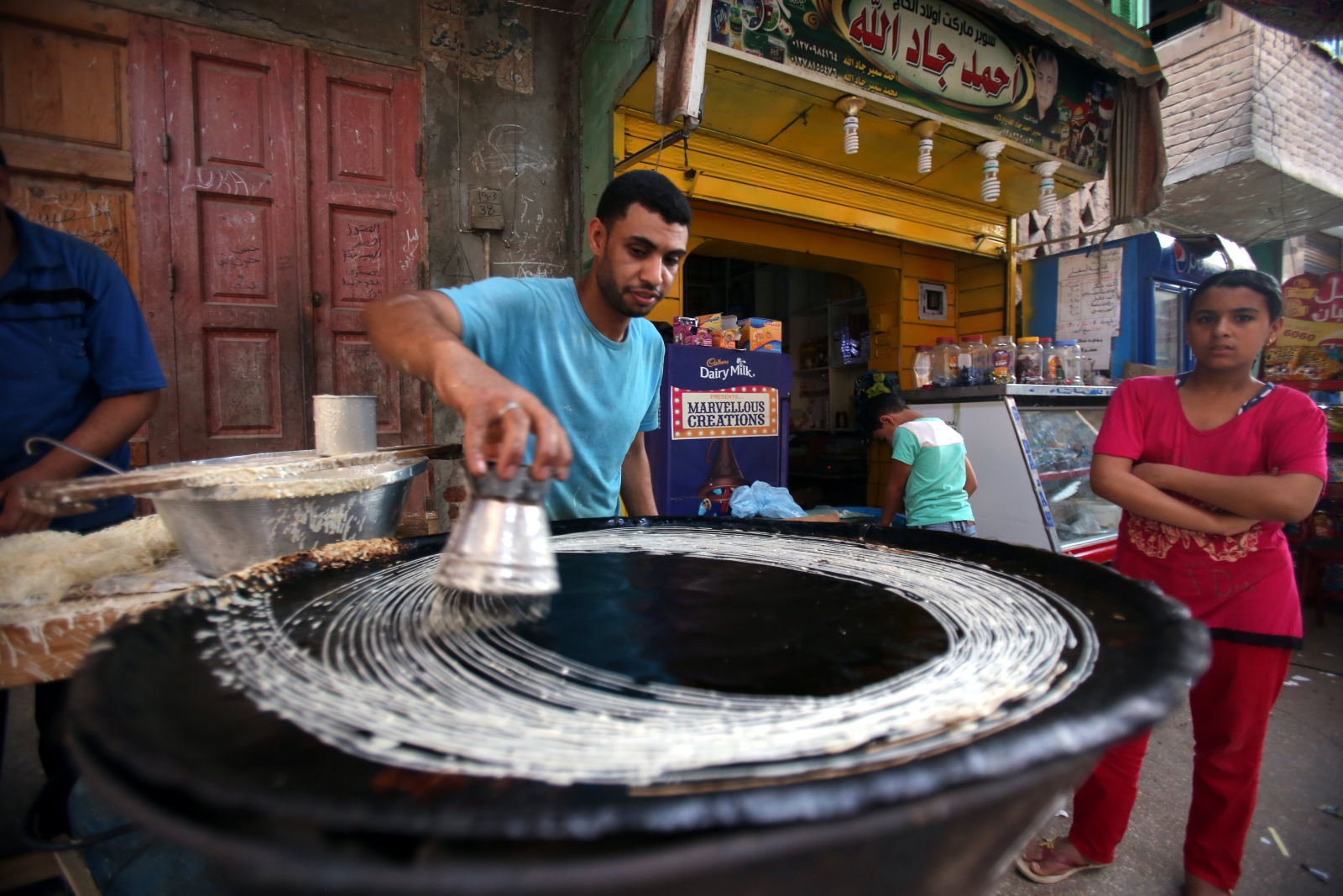 Egipski muzułmanin robi tradycyjny deser jedzony w trakcie Ramadanu – Kunafę.