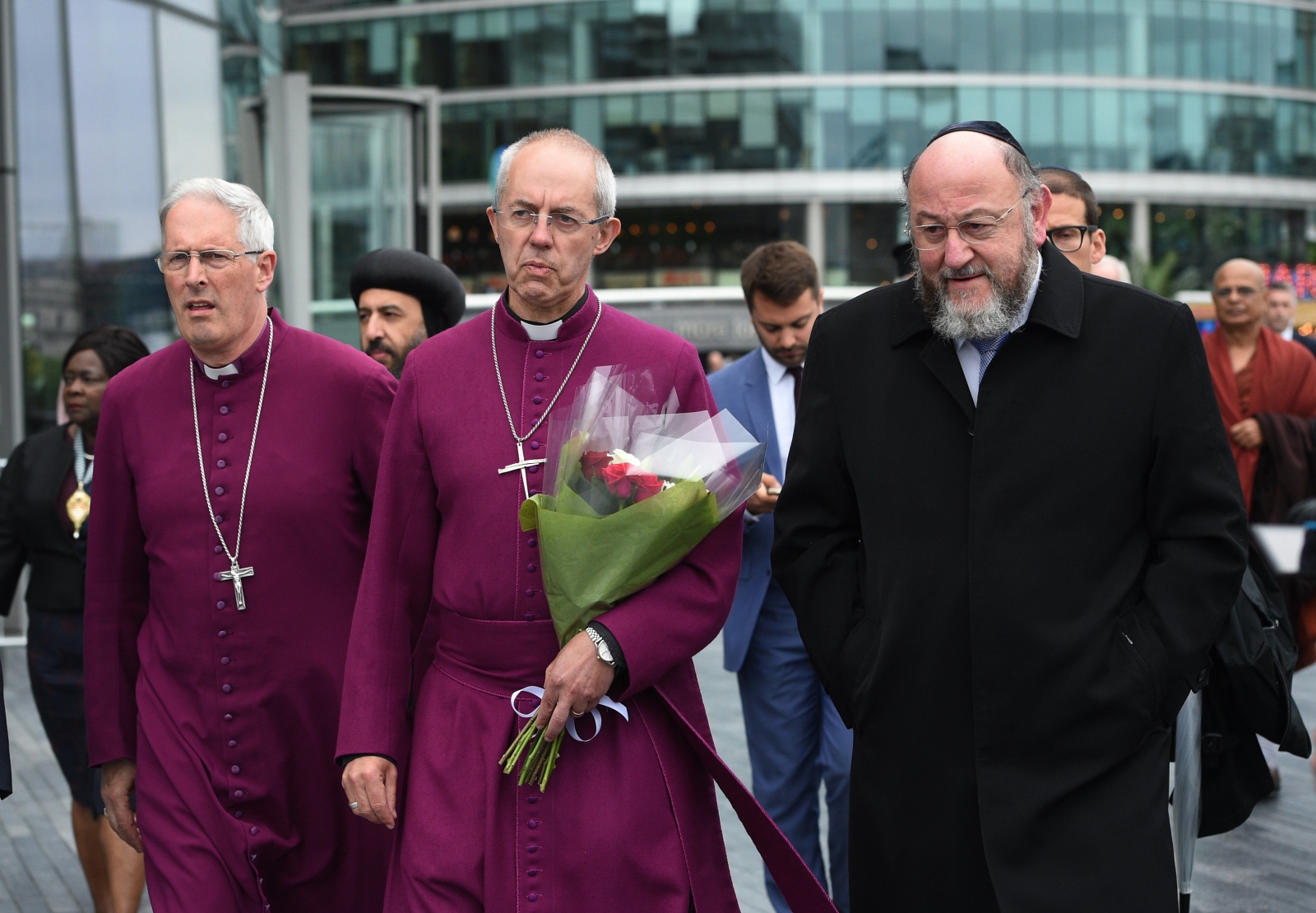 Anglikański arcybiskup Canterbury Justin Welby i Głowny Rabin Efraim Mirvis w trakcie upamiętnienia ofiar wczorajszego ataku terrorystycznego w Londynie. 