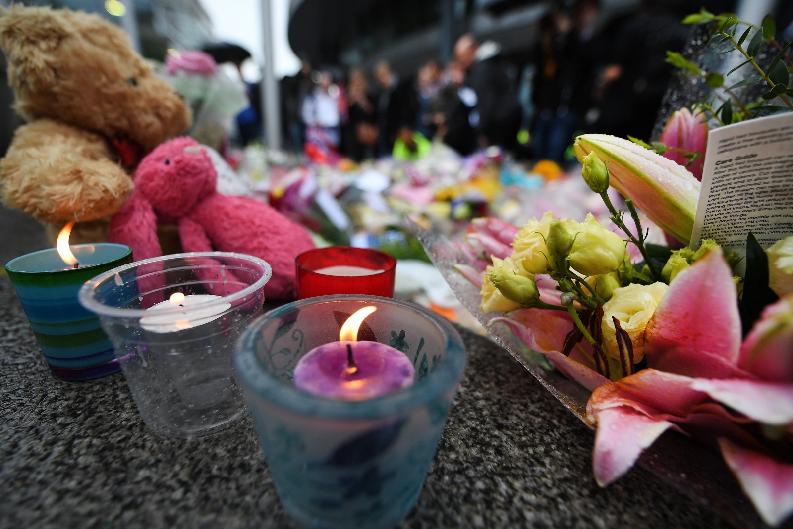 Kwiaty w miejscu wczorajszego ataku terrorystycznego w Londynie.